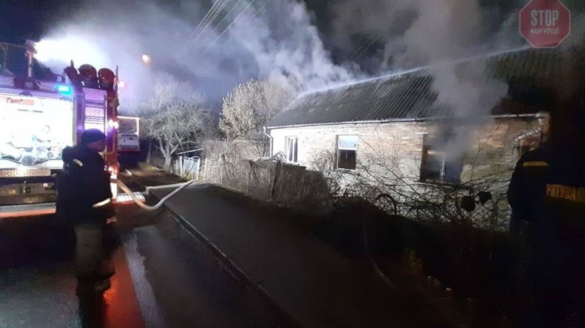 Ліквідуючи пожежу у Рівному вогнеборці виявили тіло чоловіка (фото)