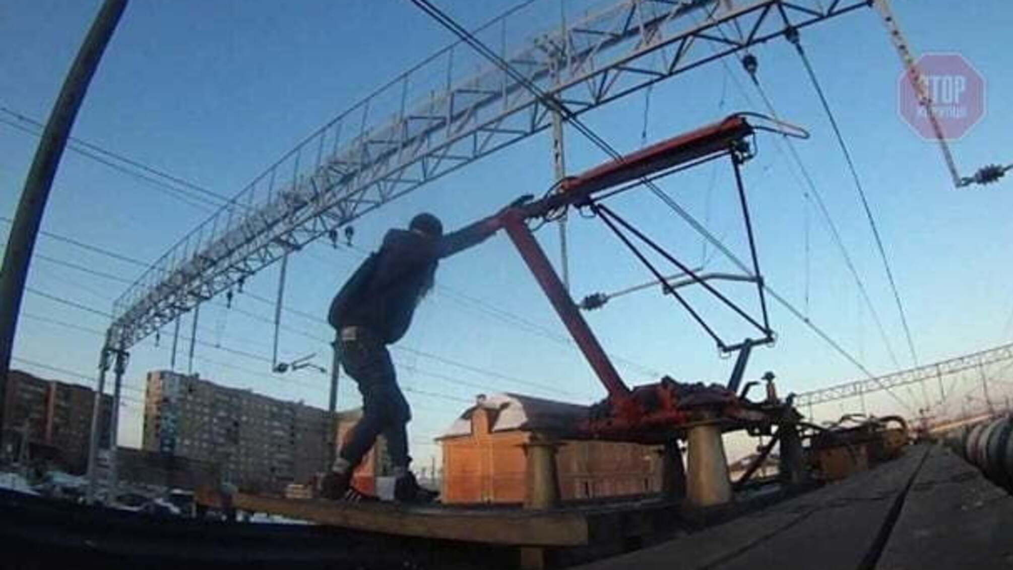 Підліток намагався зробити селфі на даху потяга, а отримав удар струмом (фото)