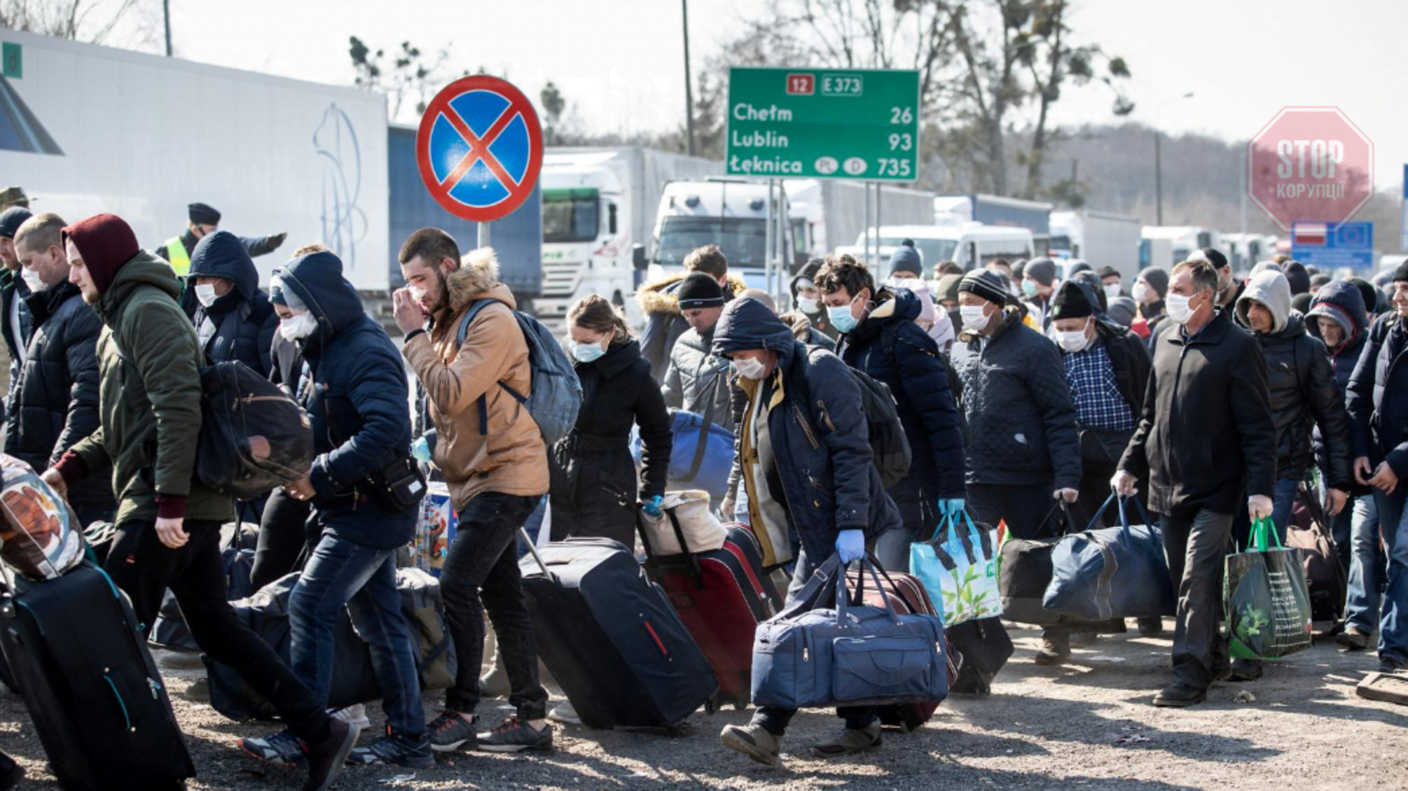 Reuters: тисячі українців чекають на польському кордоні, щоб дістатись додому (фото)