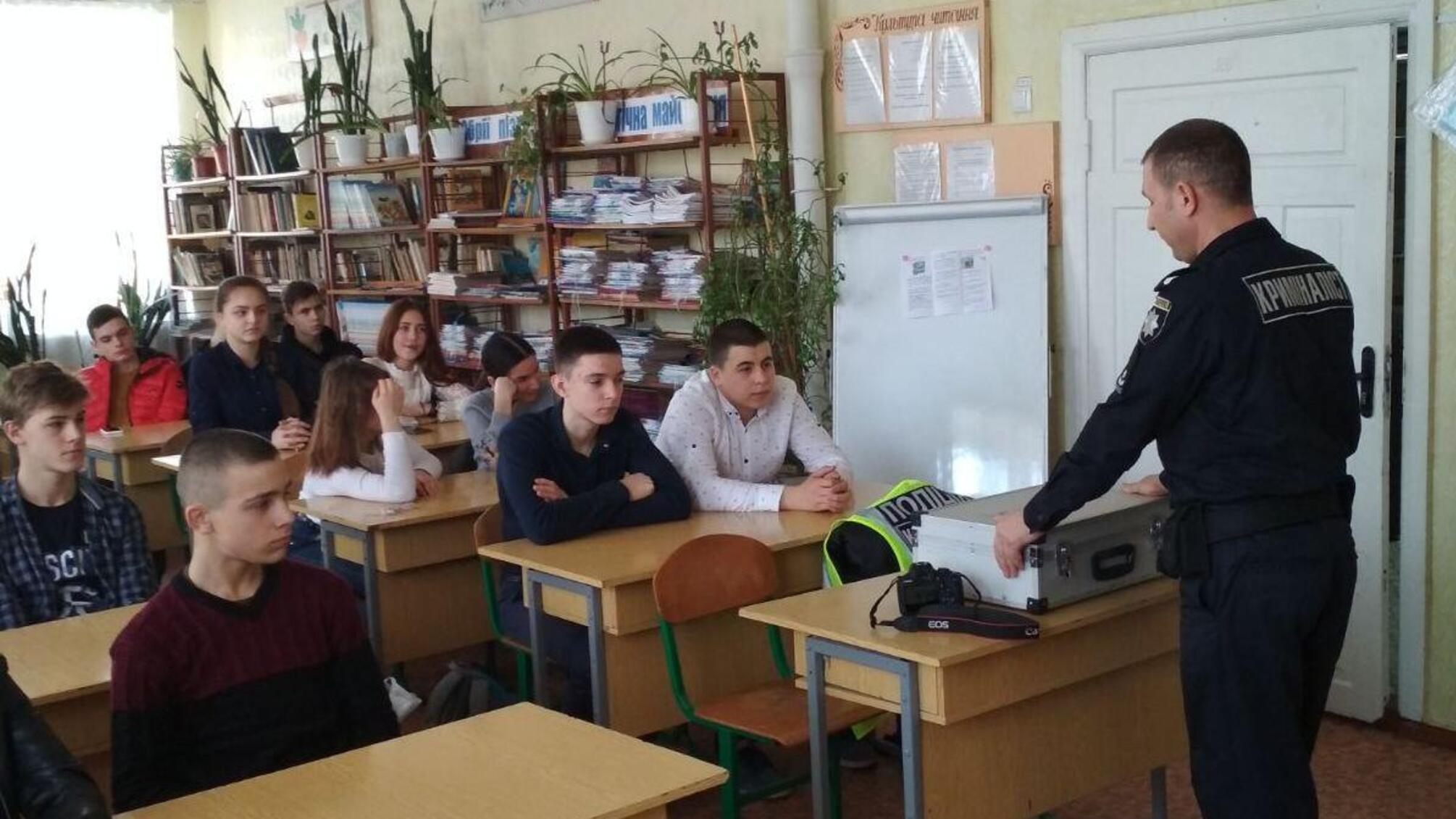 Поліцейські Одещини допомагають дітям визначитися з фахом