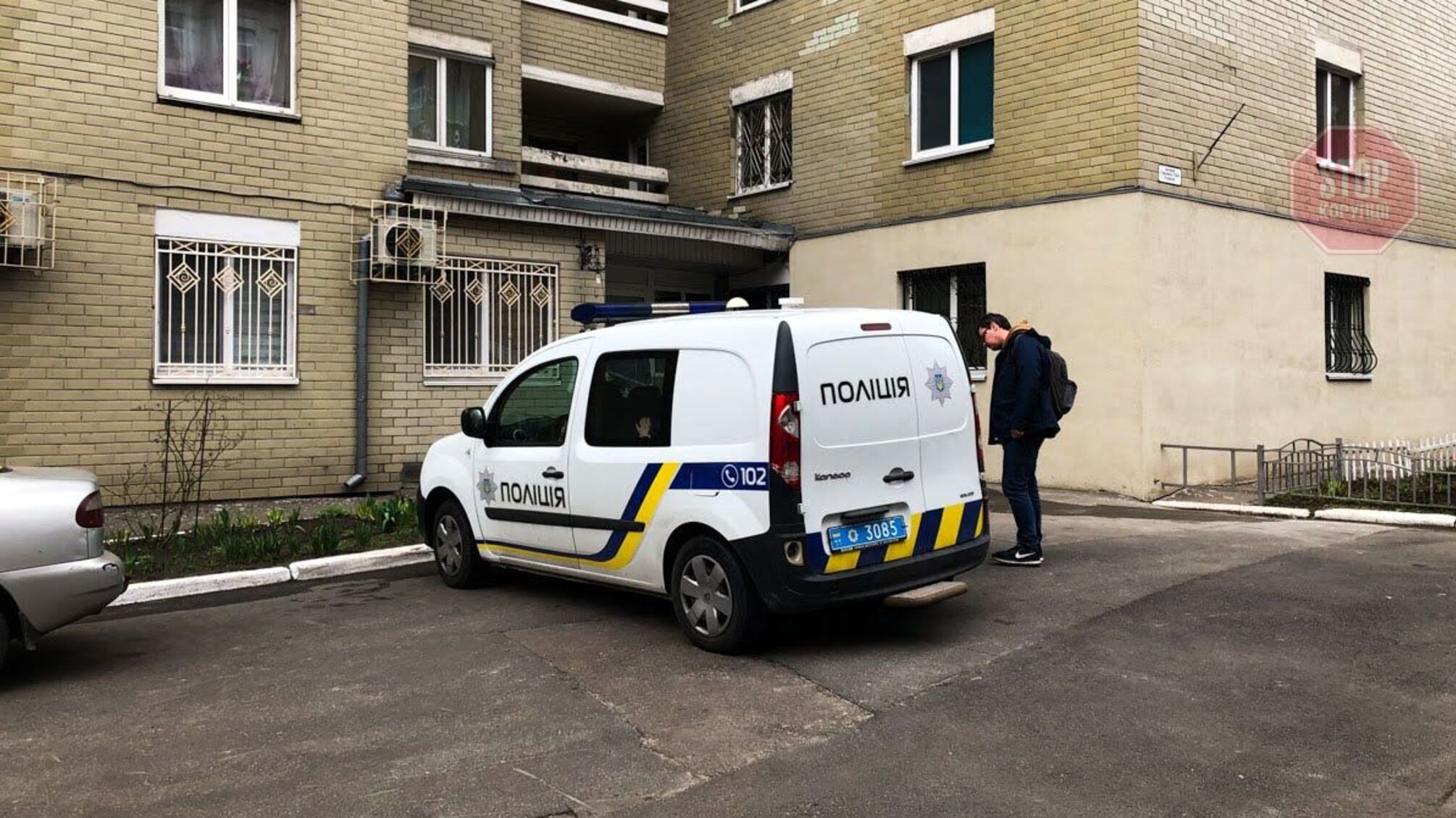 У столиці з багатоповерхівки випала дівчина