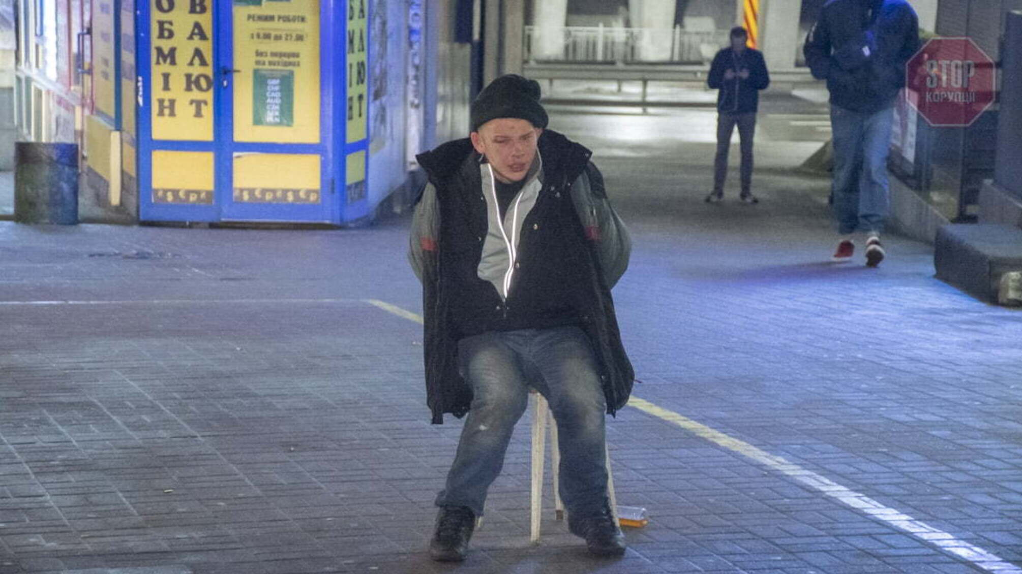 Неадекватний хлопець кидався на людей із викруткою біля метро 'Лівобережна' (відео)