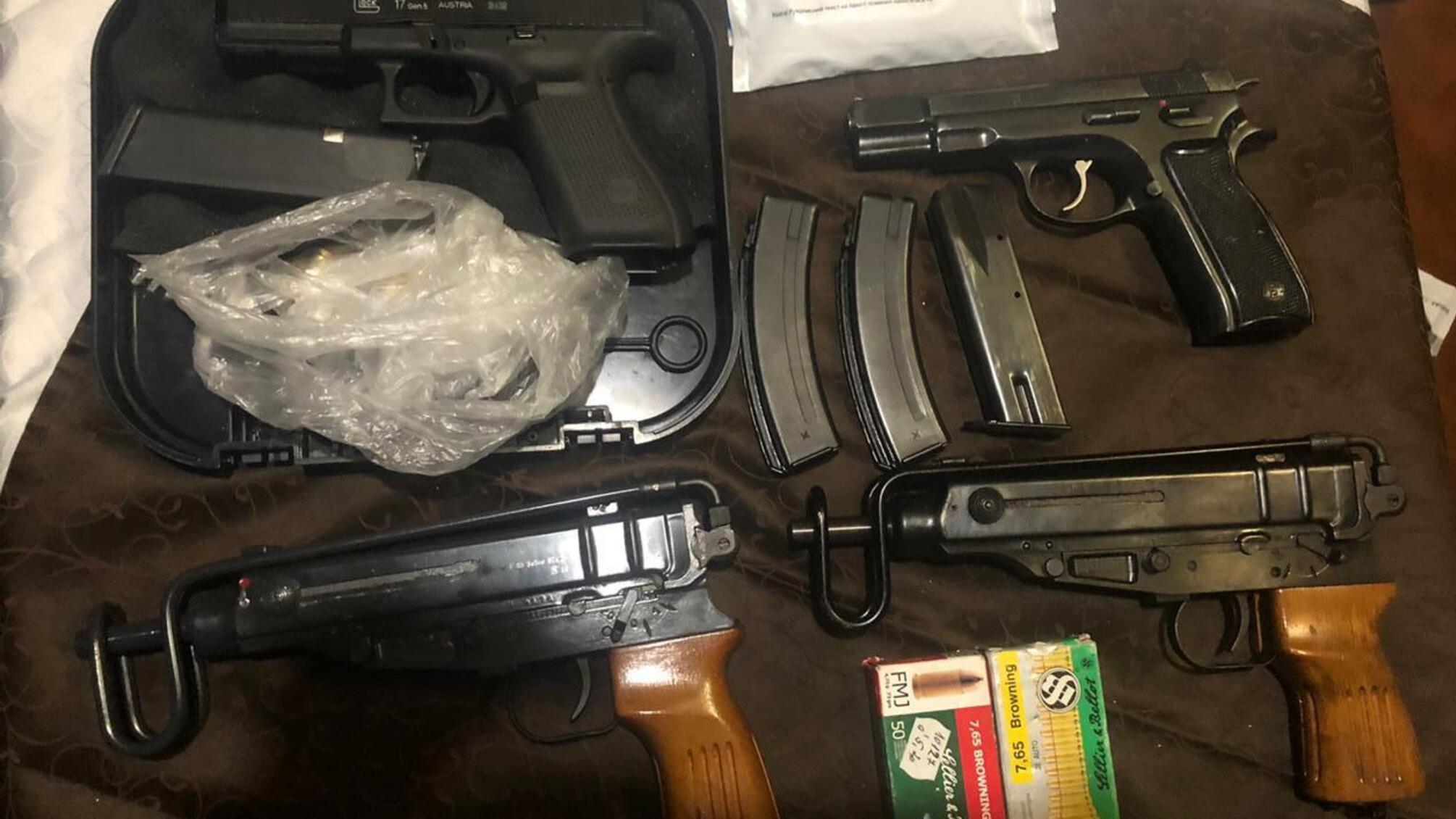 У Львові правоохоронці затримали зловмисника під час реалізації вогнепальної зброї та набоїв