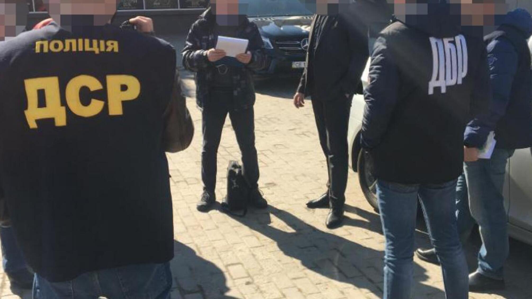 1800 доларів США за безперешкодну торгівлю алкоголем – ДБР затримало податківця