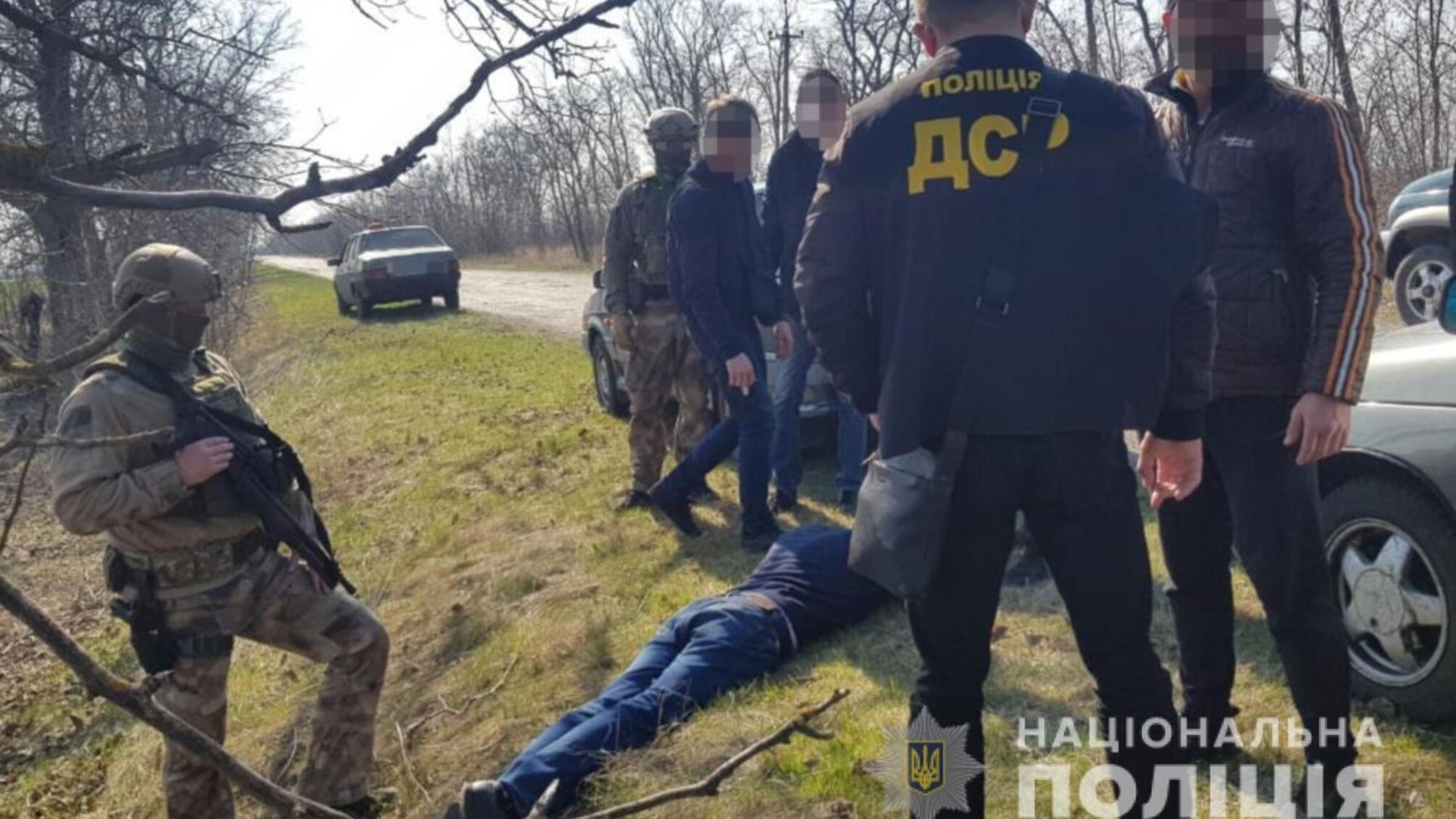 На Запоріжжі під час спецоперації поліцейські затримали підозрюваного у збуті зброї, боєприпасів та наркотиків