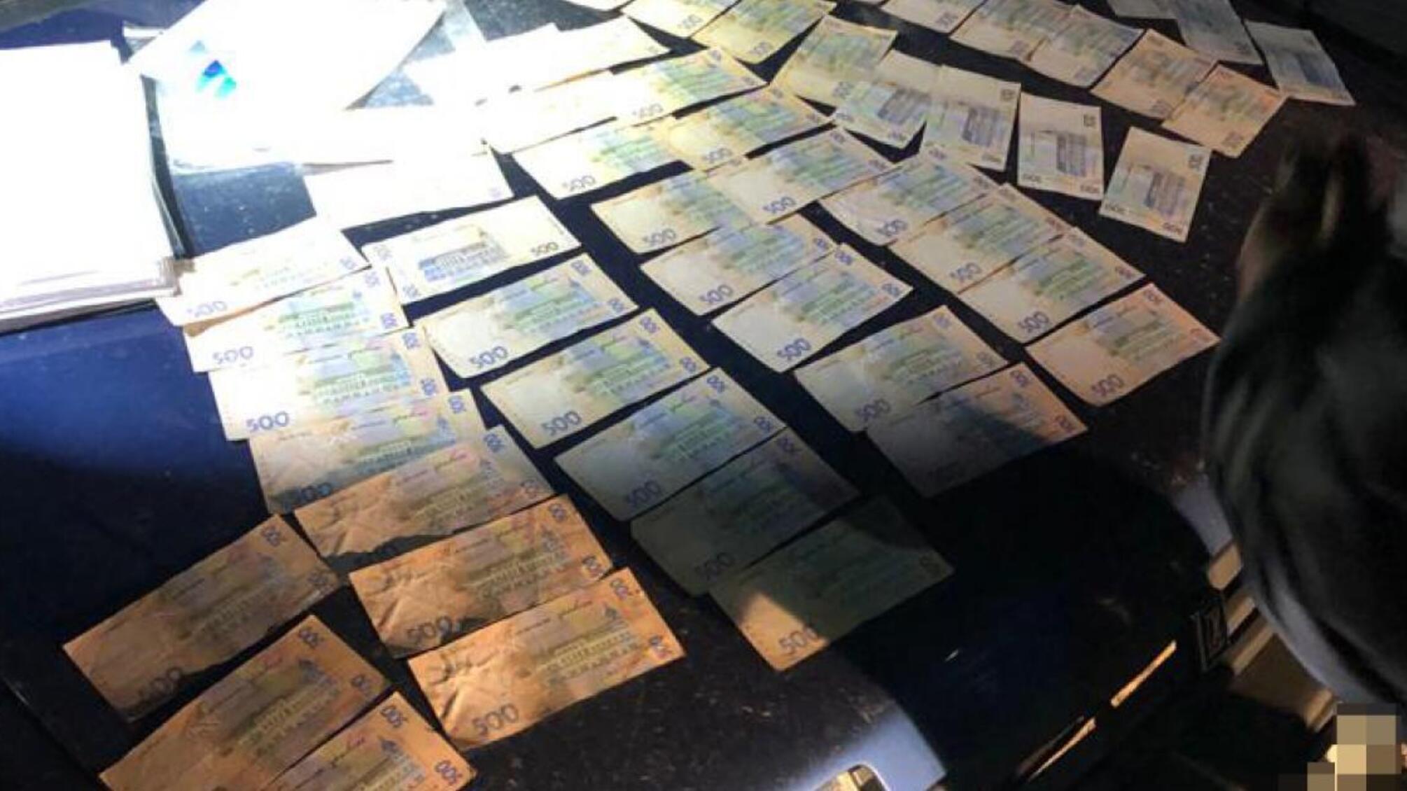 30 000 гривень за непритягнення до кримінальної відповідальності - ДБР та СБУ викрили двох оперуповноважених Нацполіції