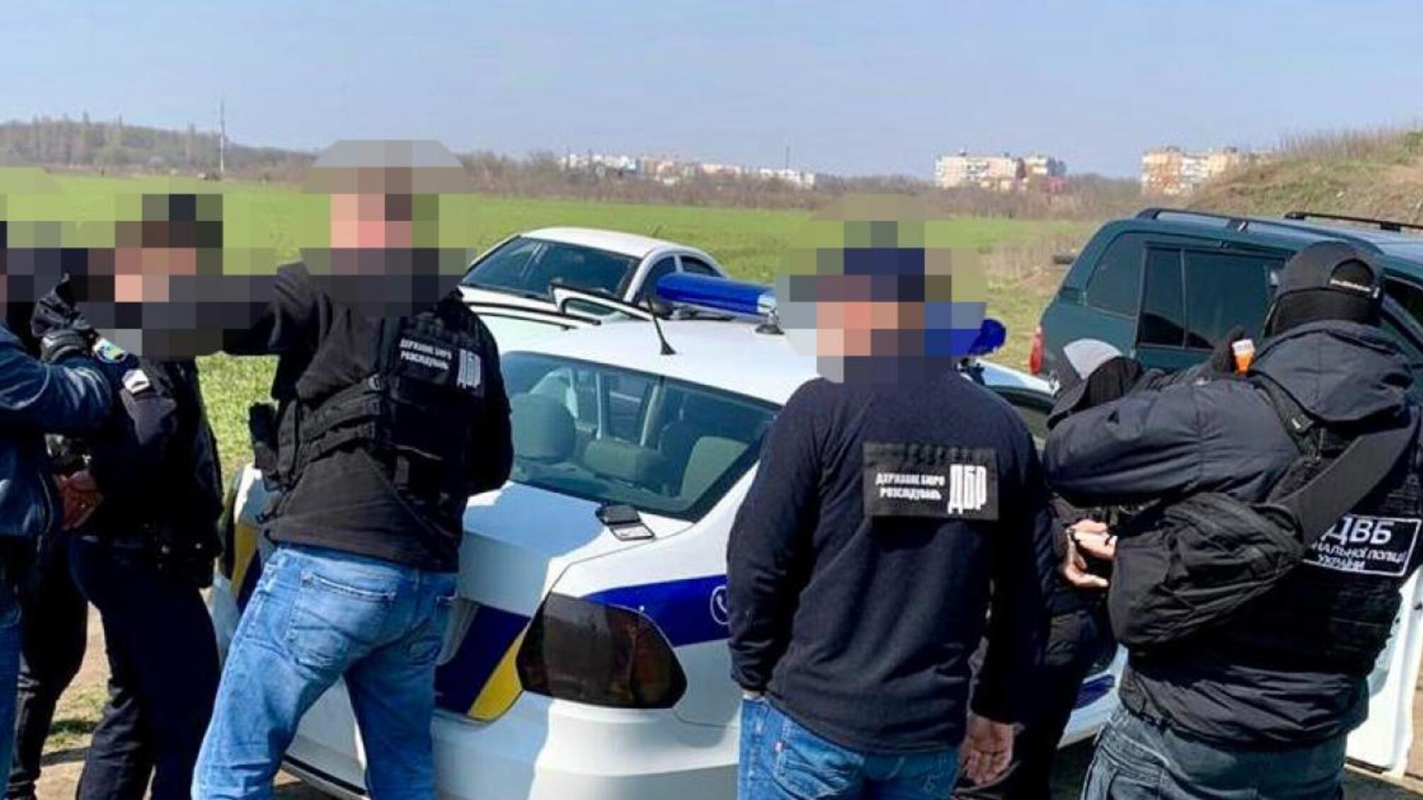 1150 доларів за уникнення кримінальної відповідальності – ДБР затримало двох працівників поліції охорони
