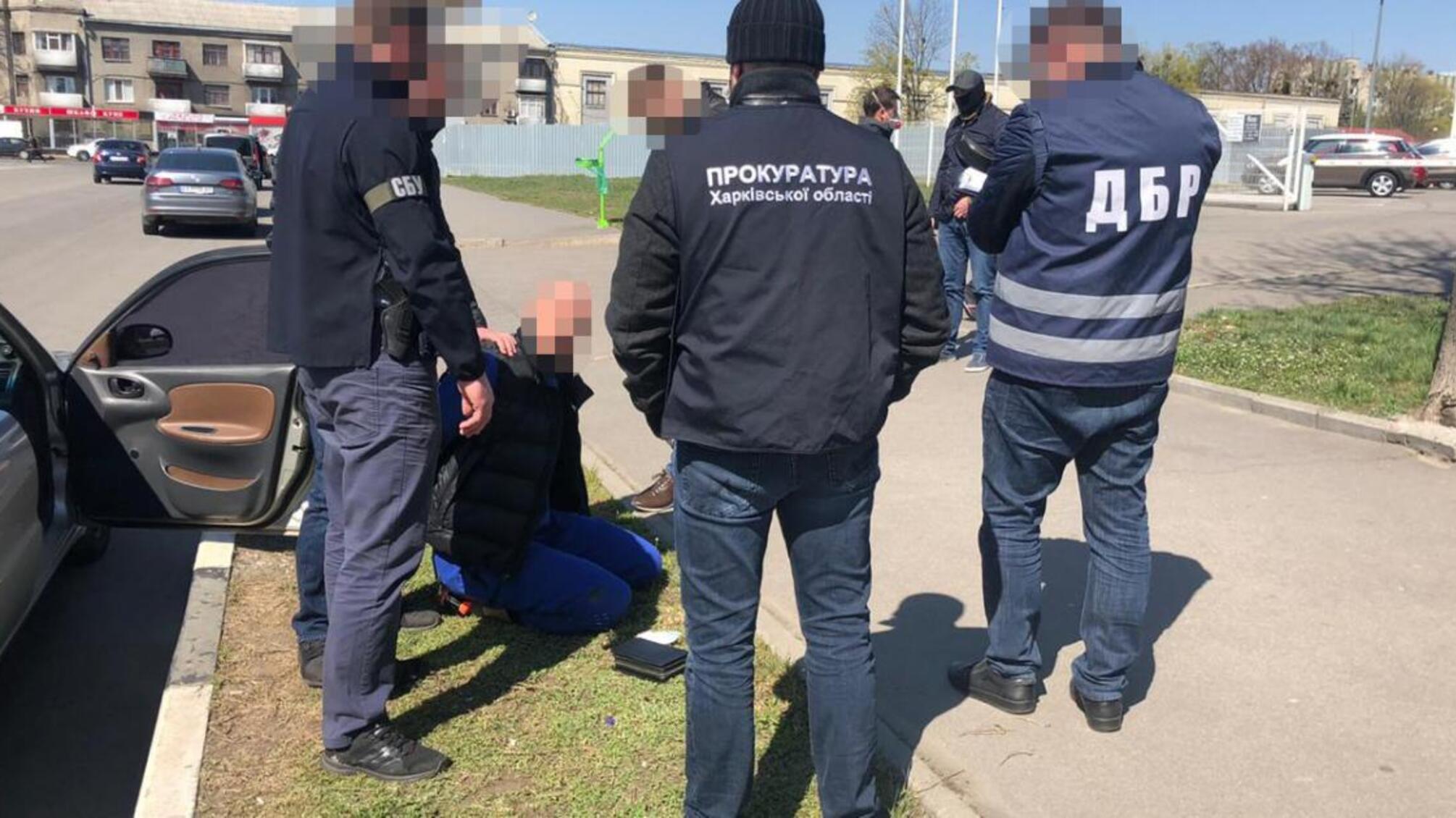 2500 доларів США за набуття українського громадянства — ДБР затримало посадовця ДМС