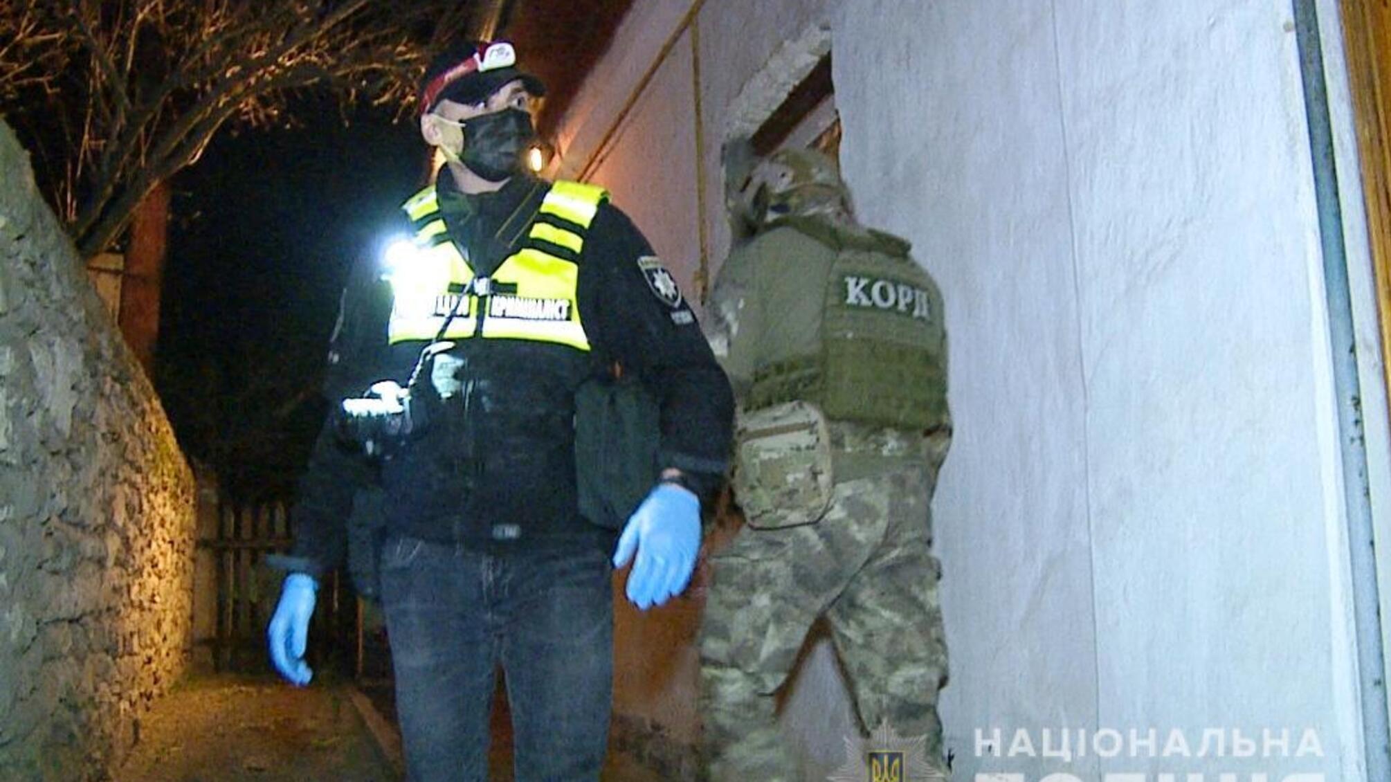 На Вінниччині поліцейські затримали озброєного зловмисника, який влаштував стрілянину з будинку