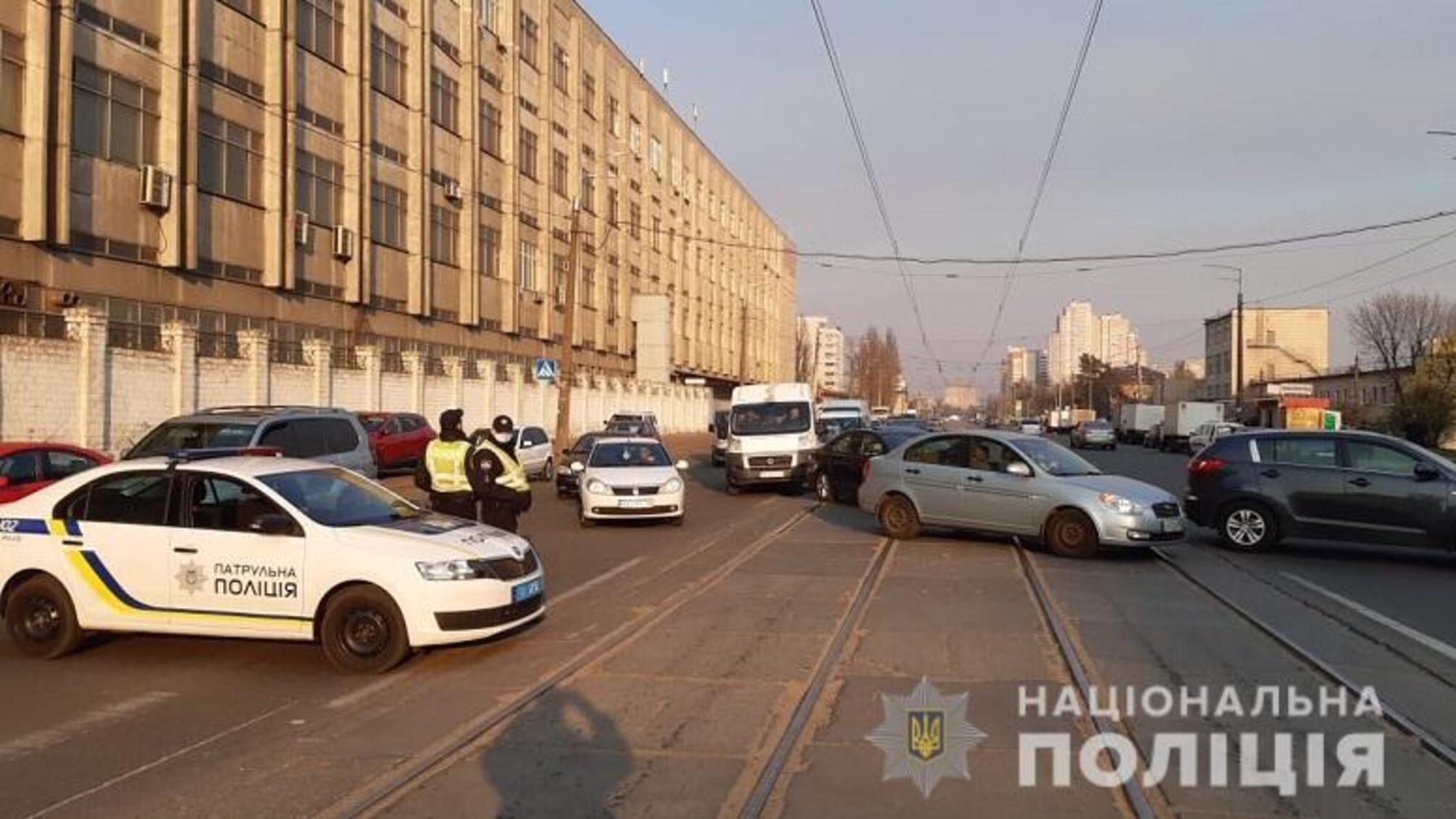 Поліція Києва розслідує причини пожежі на складських приміщеннях у Дарницькому районі