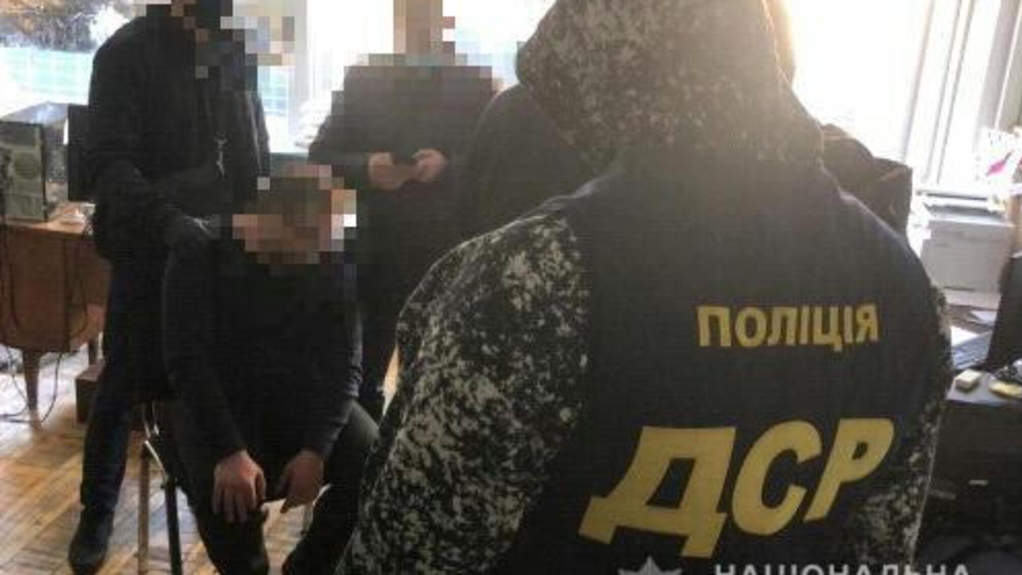 На хабарі у 135 тисяч гривень поліція затримала посадовця регіонального офісу водних ресурсів у Харківській області
