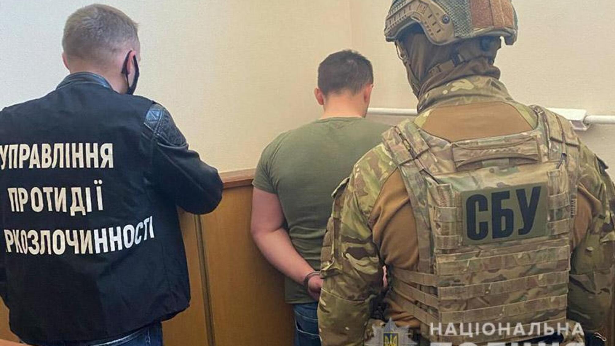 У Хмельницькому правоохоронці викрили групу посадовців, які торгували наркотиками