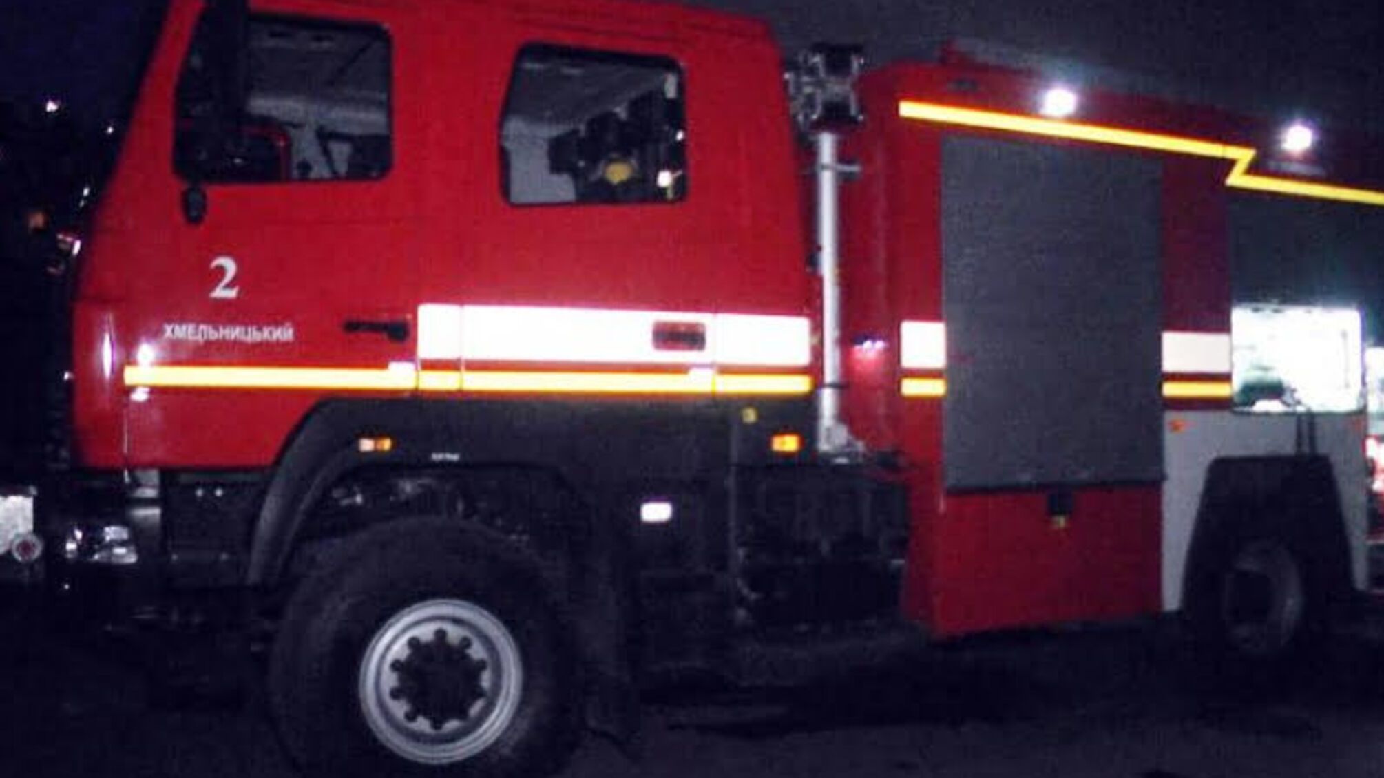 Хмельницька область: під час пожежі в одній із багатоповерхівок вогнеборці евакуювали 12 людей (ВІДЕО)