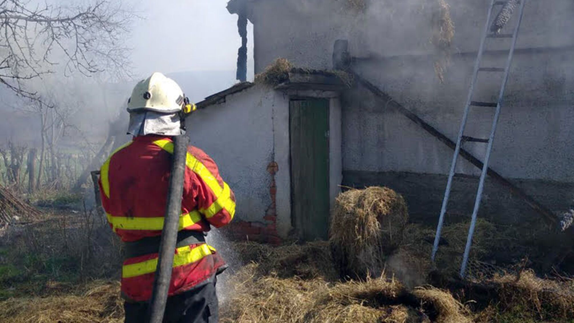 Закарпатська область: вогнеборці ліквідували пожежу в літній кухні, врятувавши при цьому житловий будинок