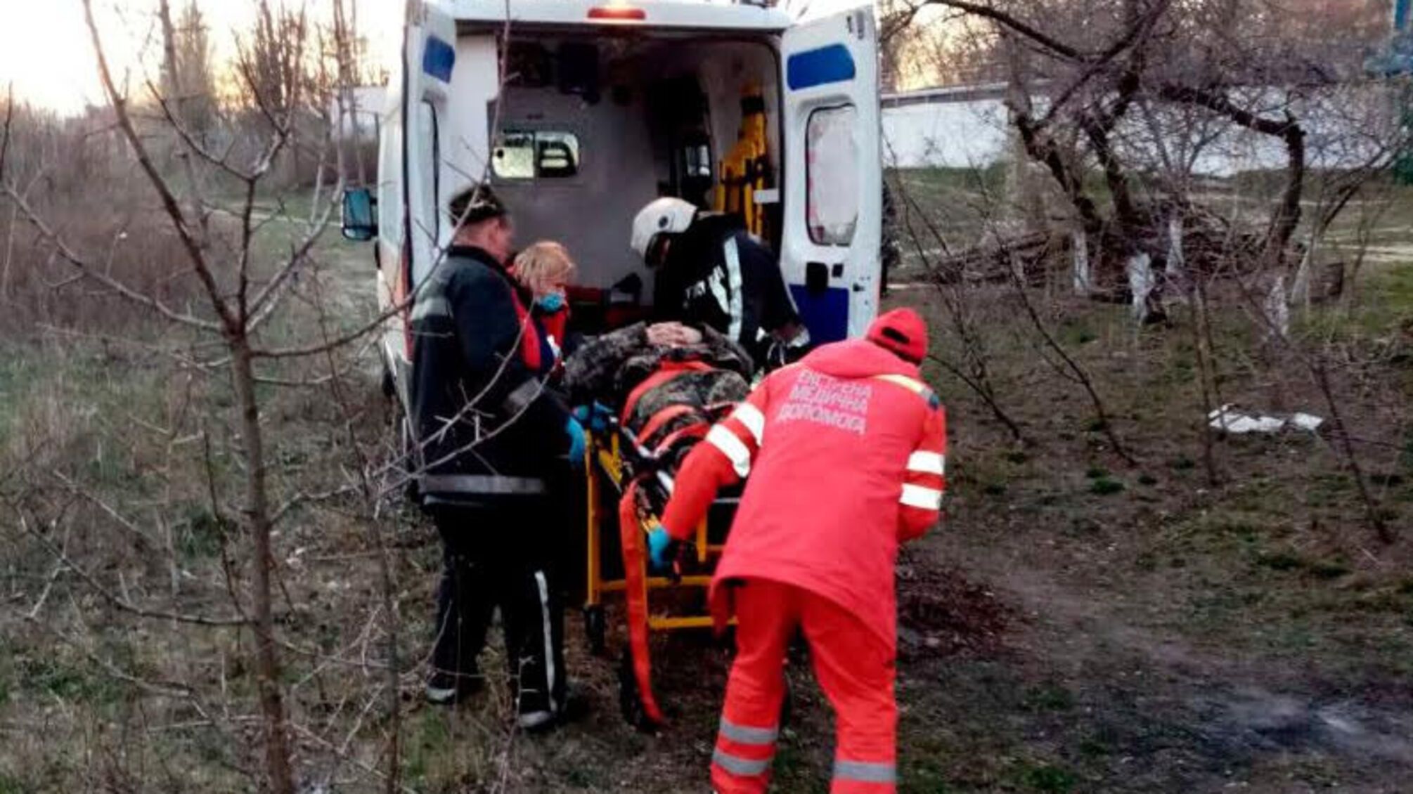 Київська область: рятувальники підняли потерпілого з дна 8-ми метрової очисної споруди