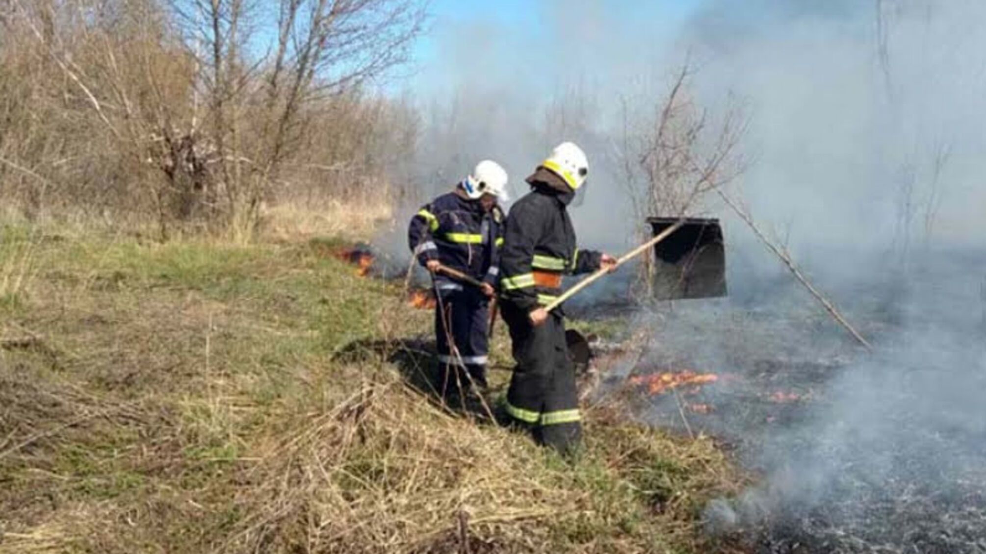 На Дніпропетровщині вогонь знову нищить екосистеми, а подекуди і будівлі