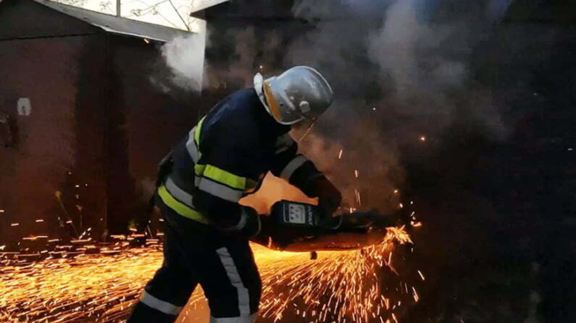 Дніпропетровська область: вогнеборці ліквідували пожежу в гаражі