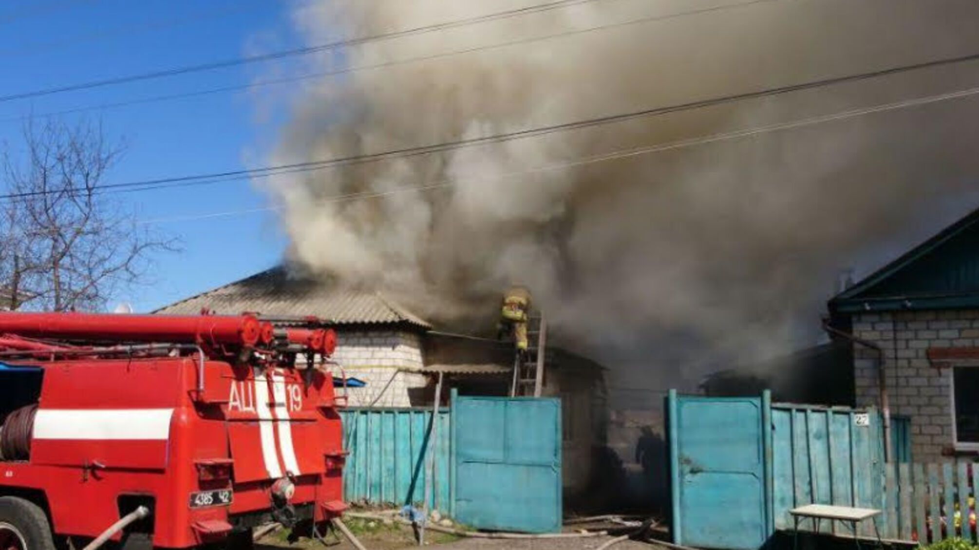 На Сумщині рятувальники ліквідували масштабну пожежу на території приватного домоволодіння (ВІДЕО)