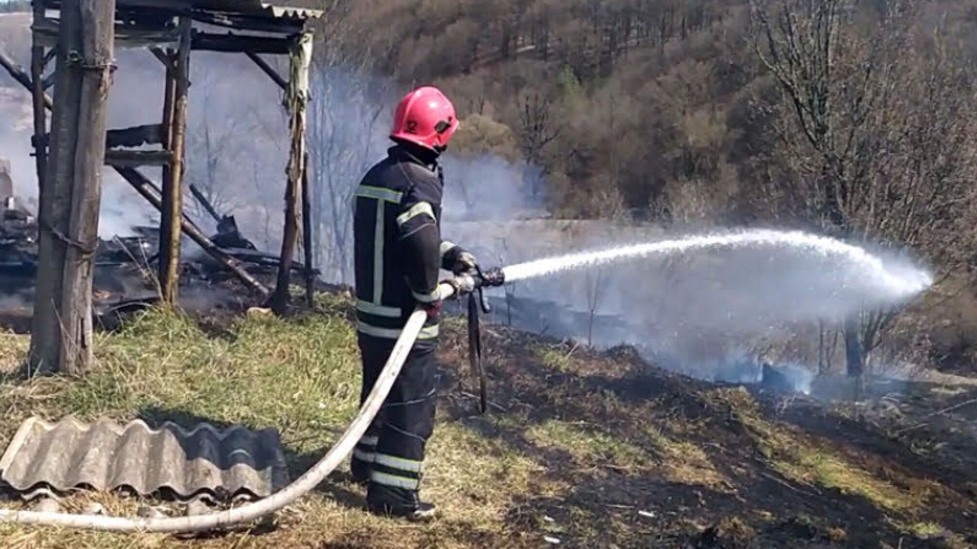 Хмельницька область: «допалилися»... Внаслідок пожежі сухої трави вогонь знищив 2 господарчих споруди