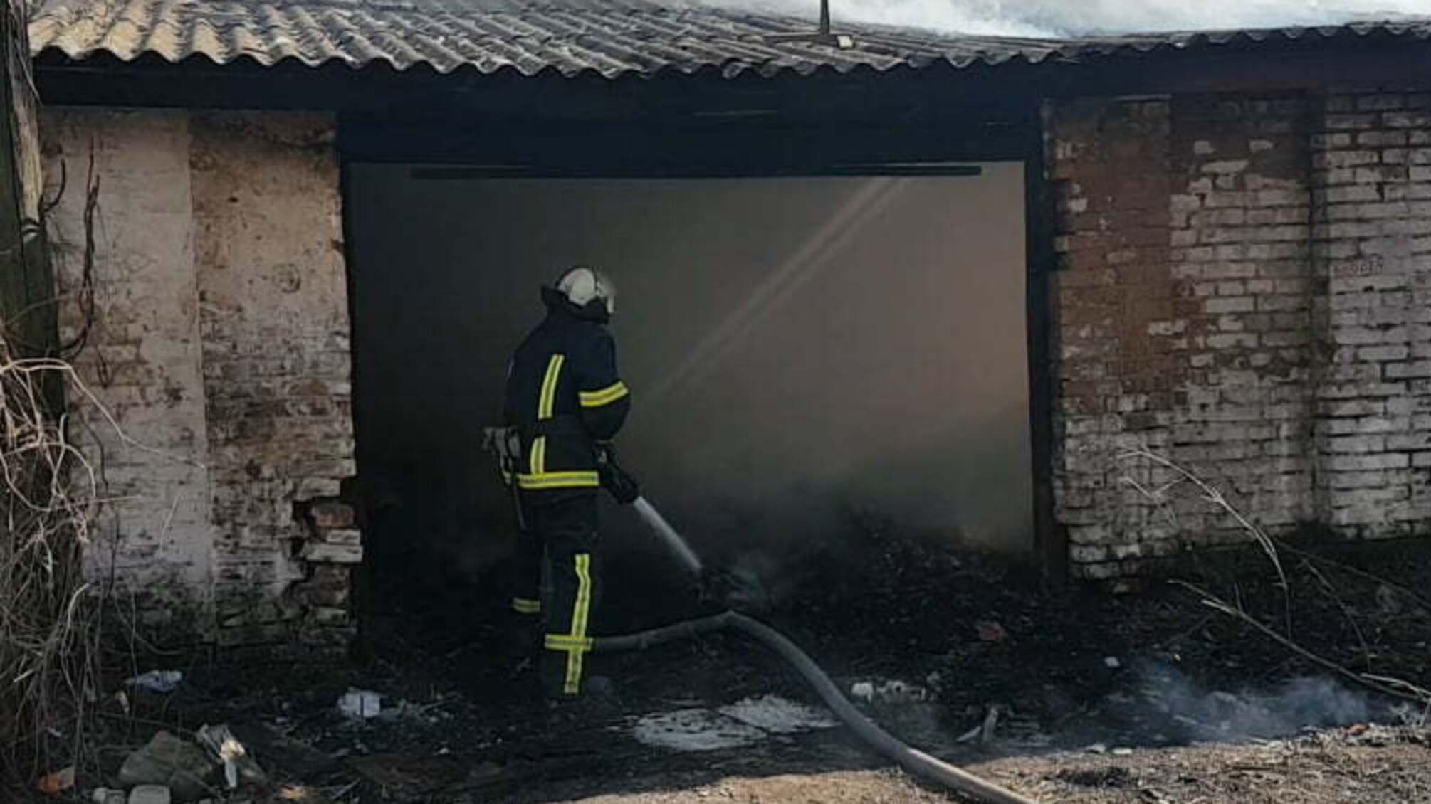 Сумська область: вогнеборці двічі приборкували загоряння господарчих споруд