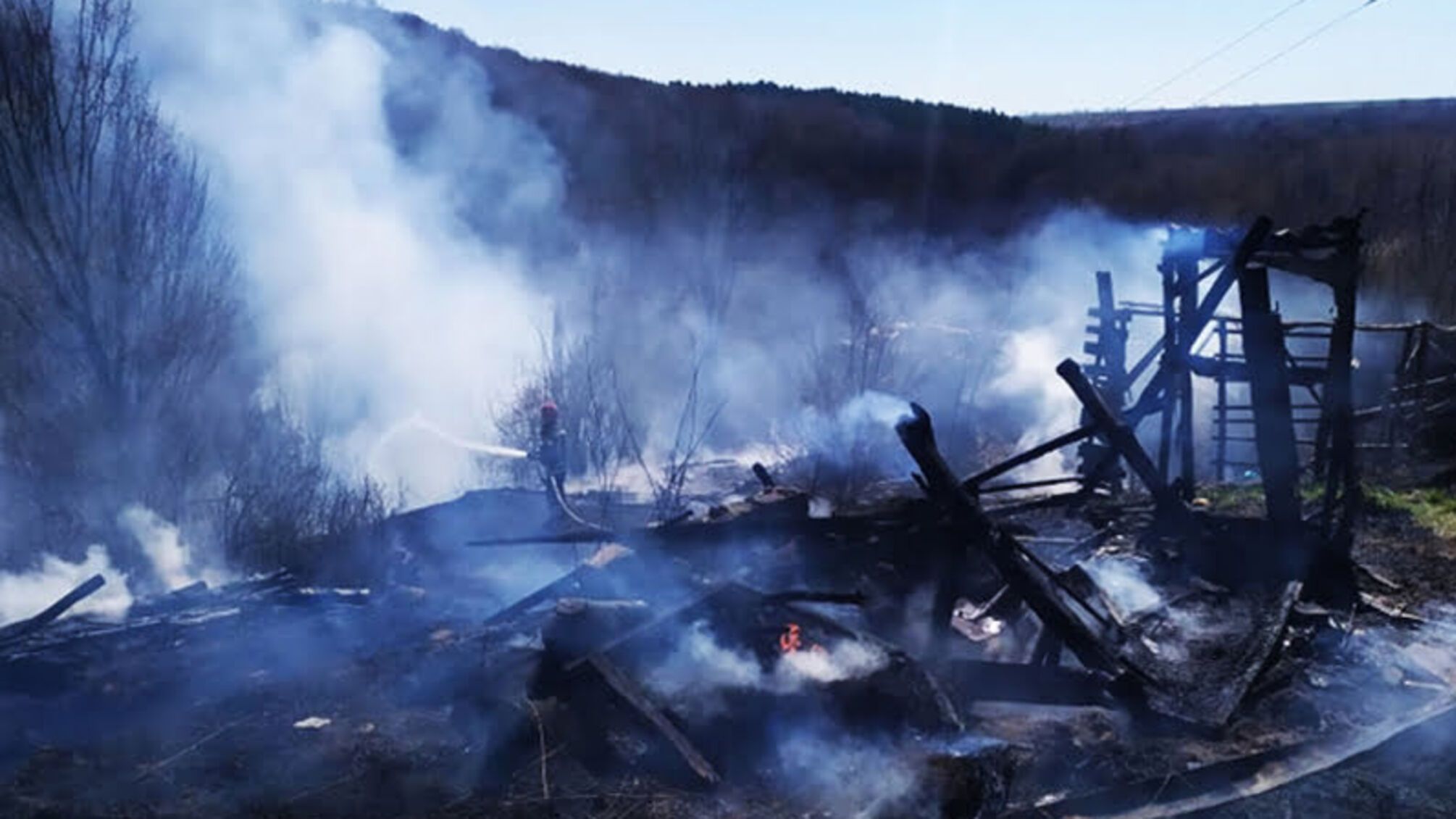 На Хмельниччині вогнеборці за минулу добу загасили 14 пожеж в екосистемах, у трьох випадках вогонь перекинувся на житловий сектор, знищивши 5 господарчих споруд