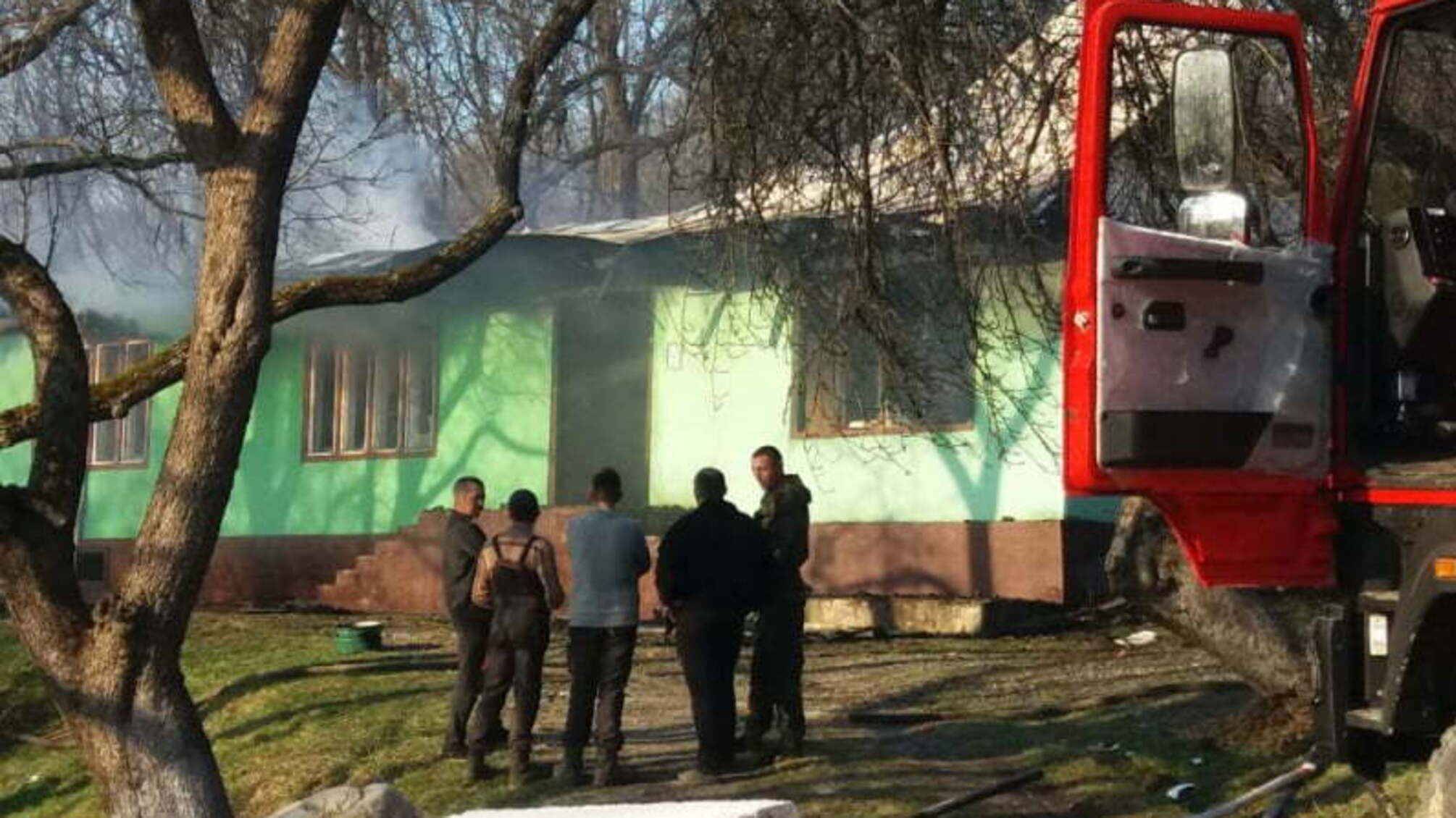 Закарпаття: вогнеборці ліквідували пожежу у житловому будинку, який імовірно зайнявся через загорання сухостою