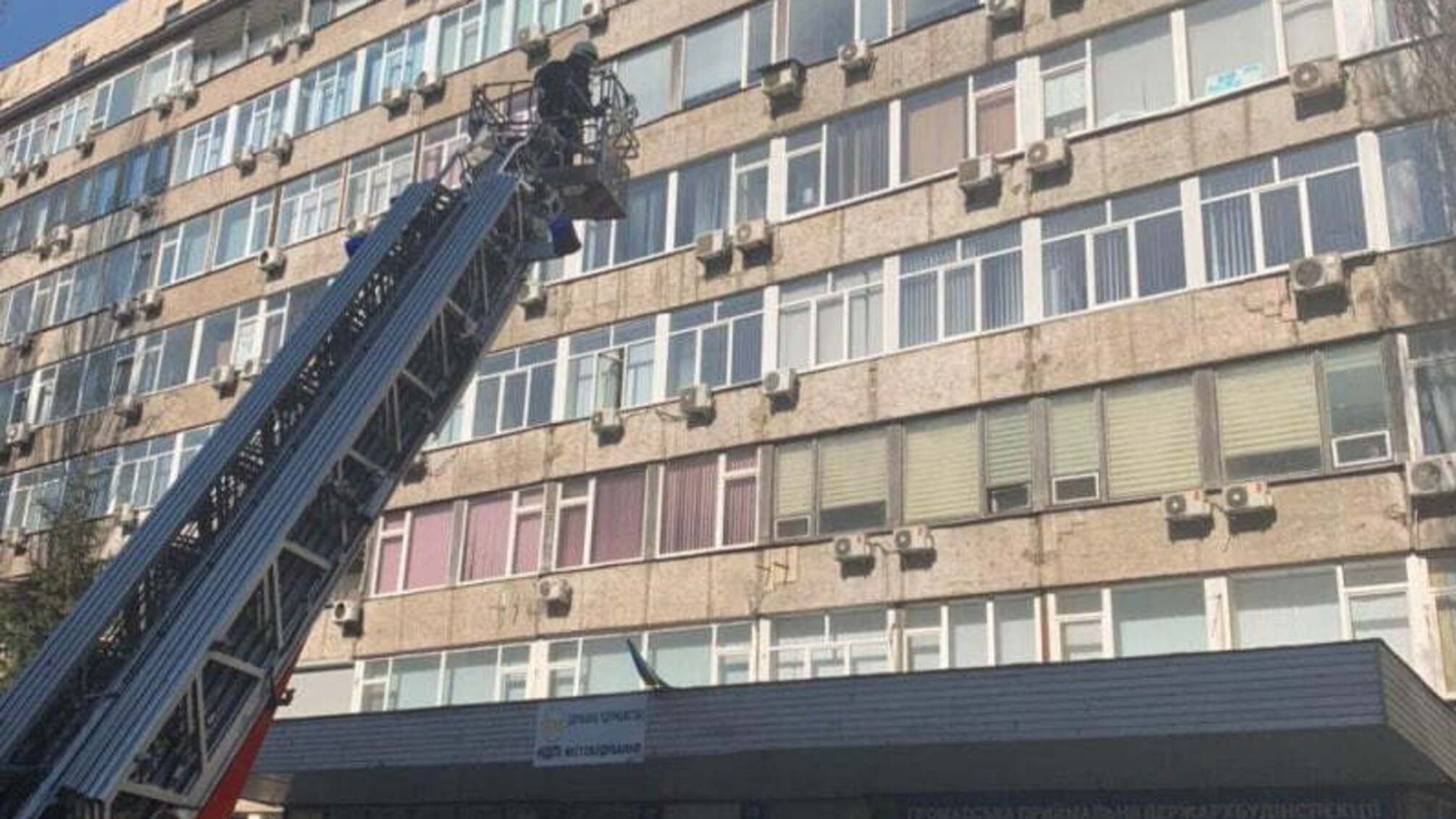 м. Київ: вогнеборці ліквідували пожежу в адміністративній будівлі