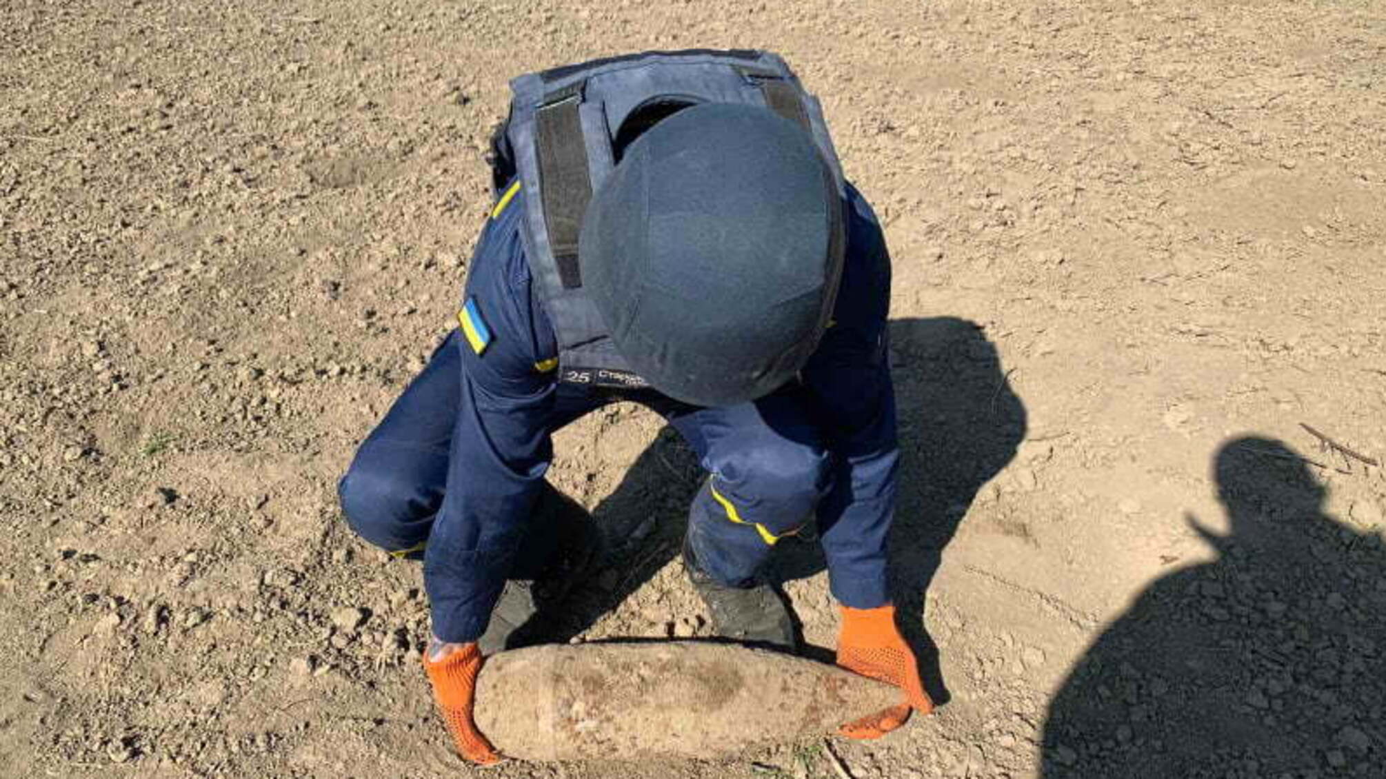 Чернівецька область: піротехніки знищили снаряд, знайдений на присадибній ділянці