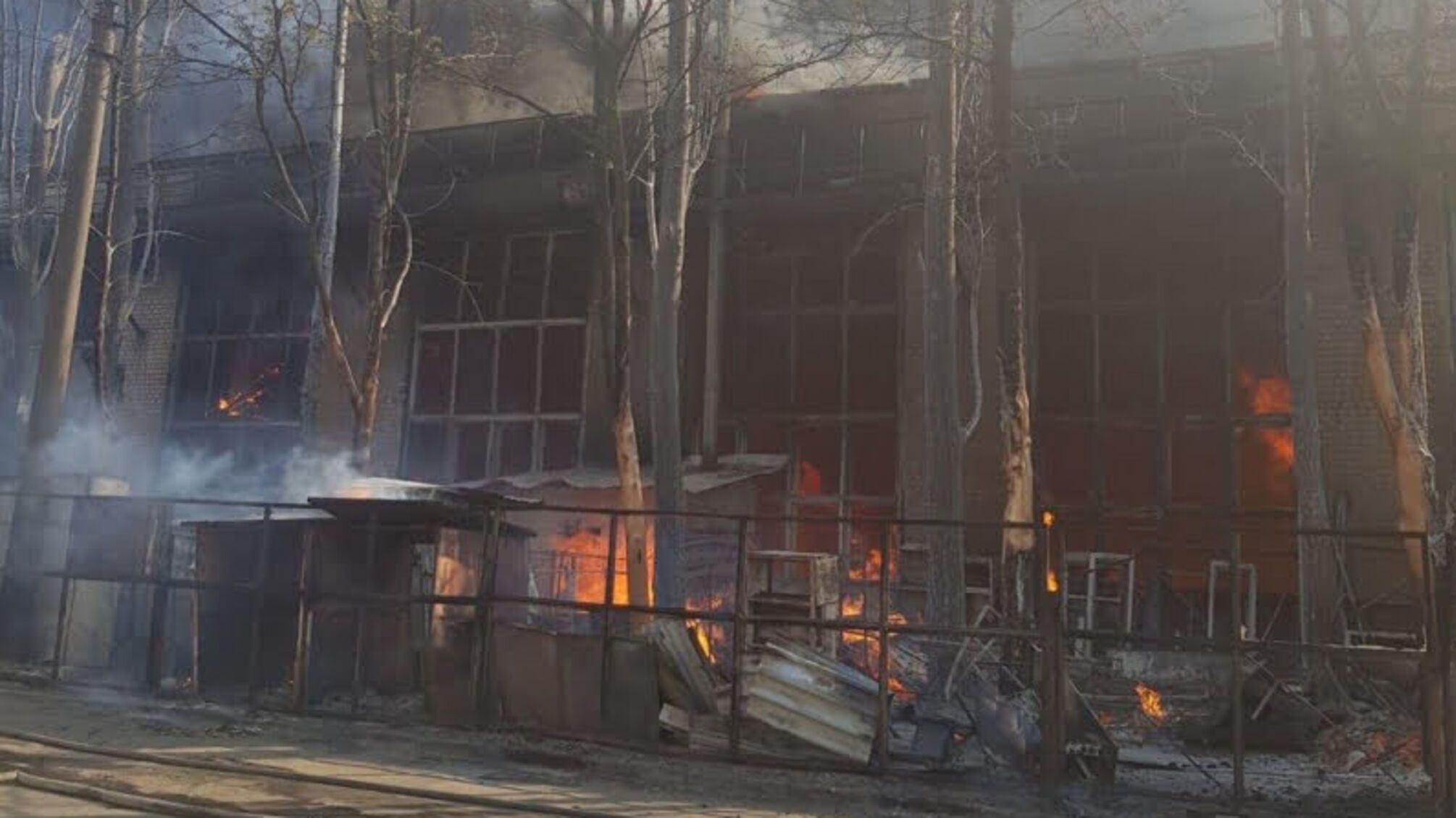 Київ: триває ліквідація пожежі в складському приміщені