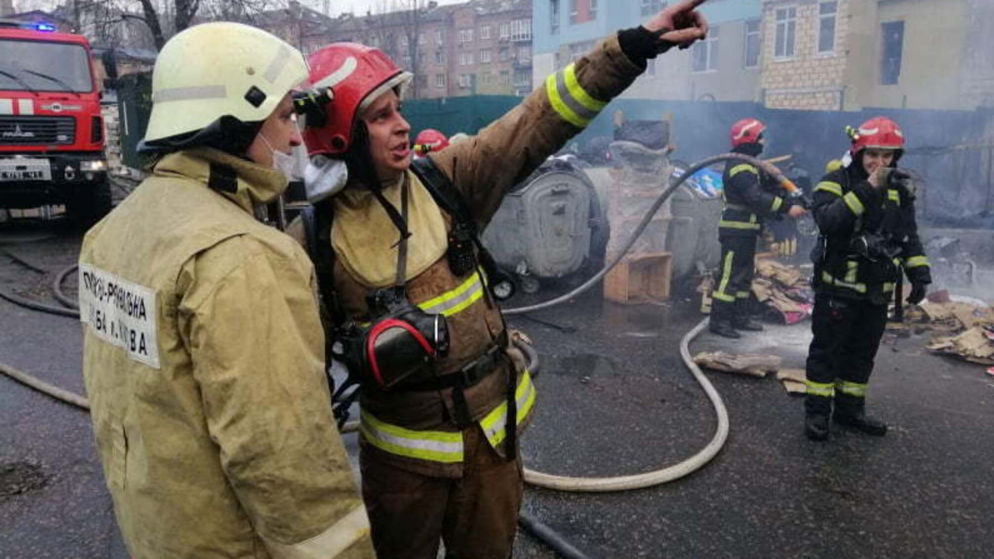 Київ: рятувальники ліквідували загоряння у складській будівлі