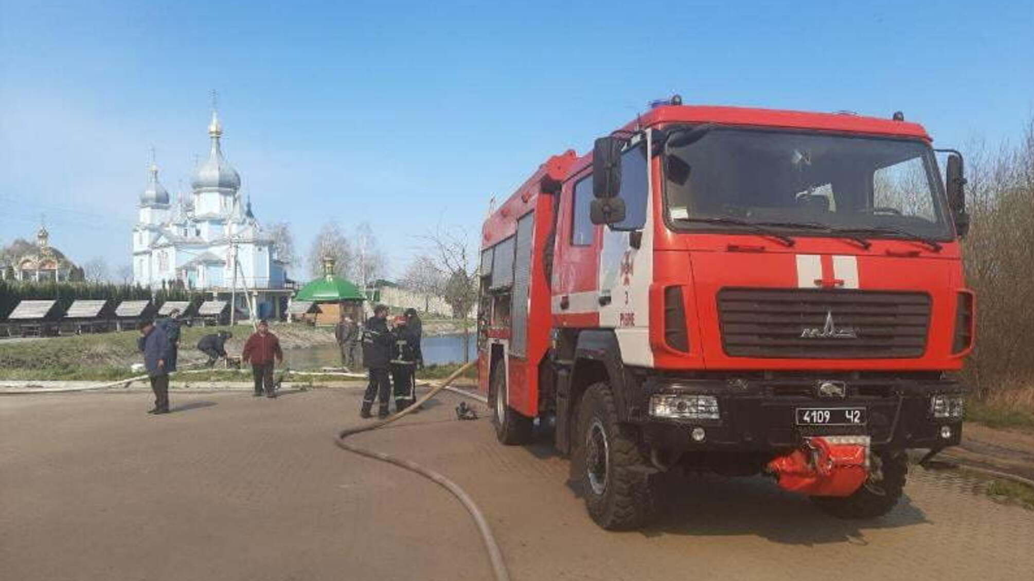 Рівненська область: рятувальники ліквідували пожежу трьох господарських будівель Свято-Успенського чоловічого монастиря у селі Липки, Гощанського району