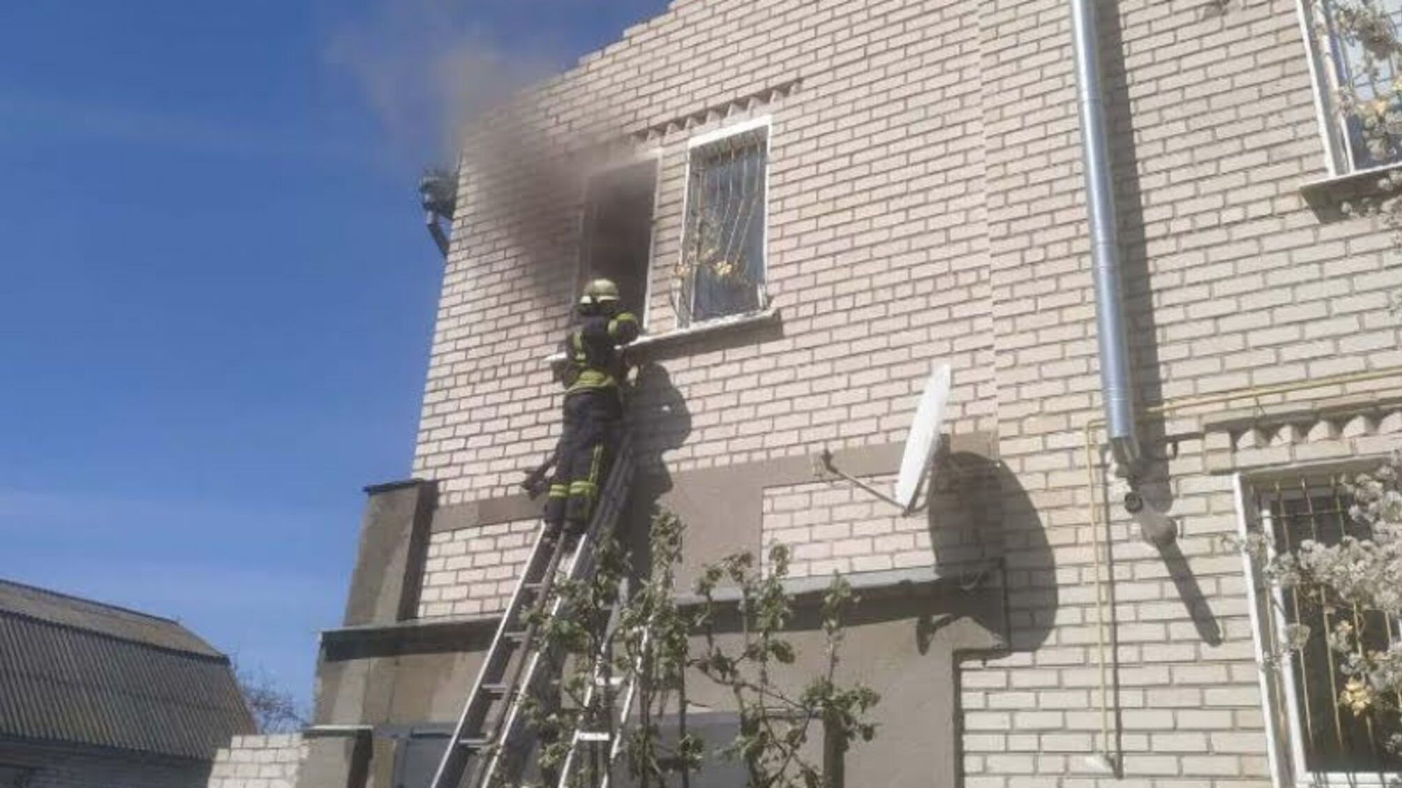 м. Херсон: рятувальники ліквідували пожежу у приватному будинку і врятували 2-х дітей