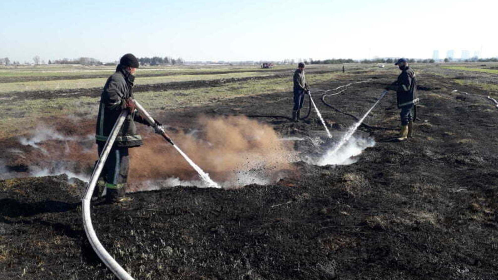 Волинська область: рятувальники продовжують ліквідовувати пожежі в екосистемах