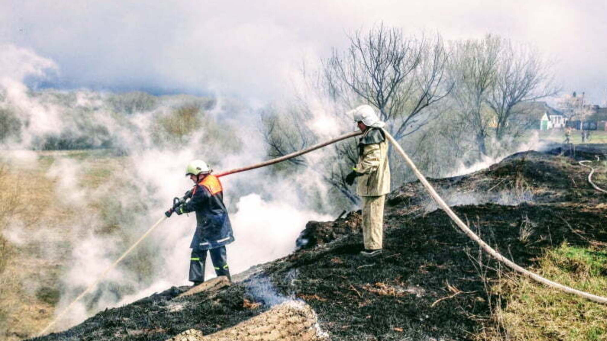 Сумська область: буринські вогнеборці ліквідували загоряння 2 га залишків рослинності, а приборкуючи займання сміття відвернули небезпеку від кладовища (ВІДЕО)