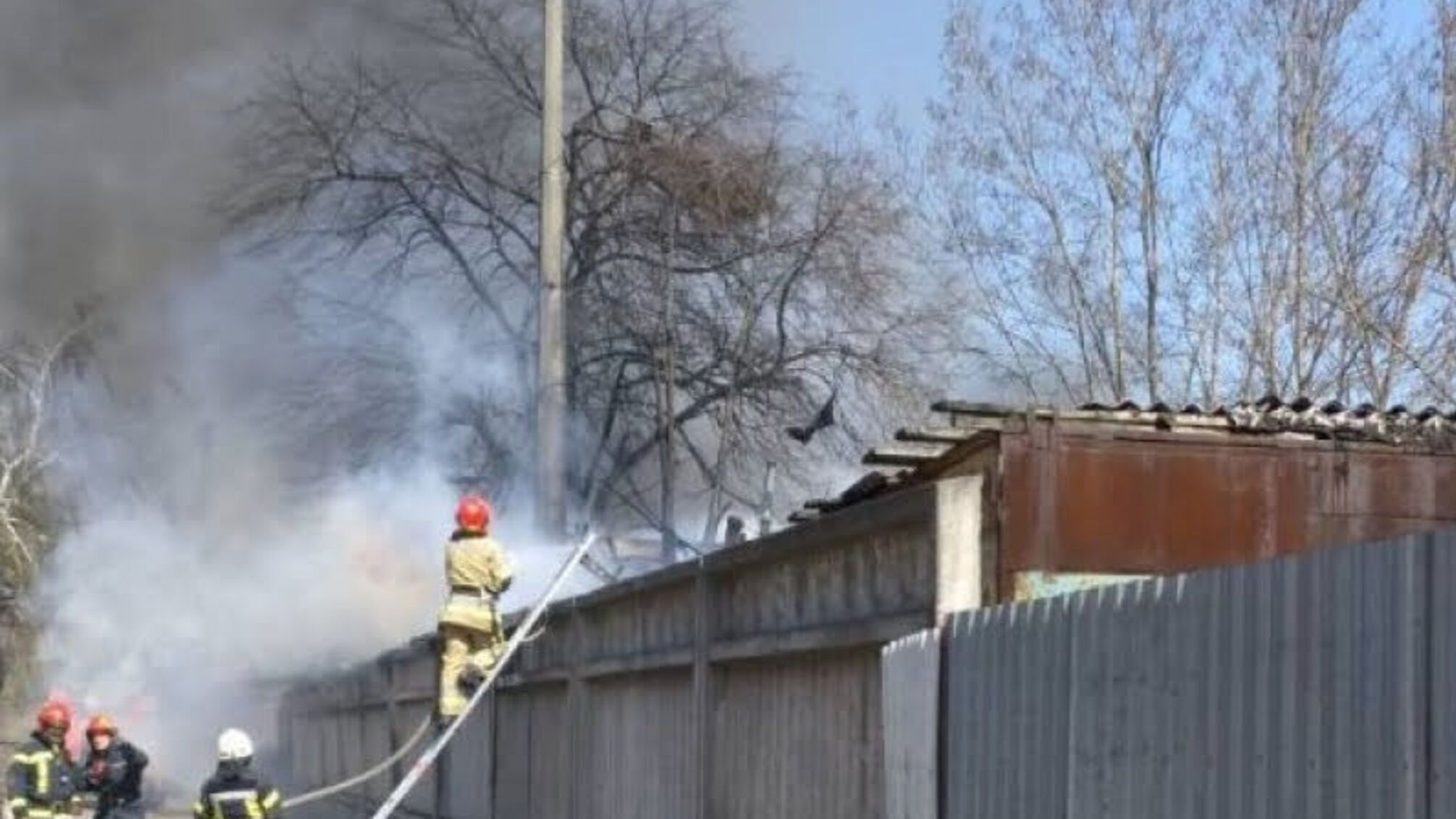Київ: столичні вогнеборці ліквідували пожежу в металевому вагончику