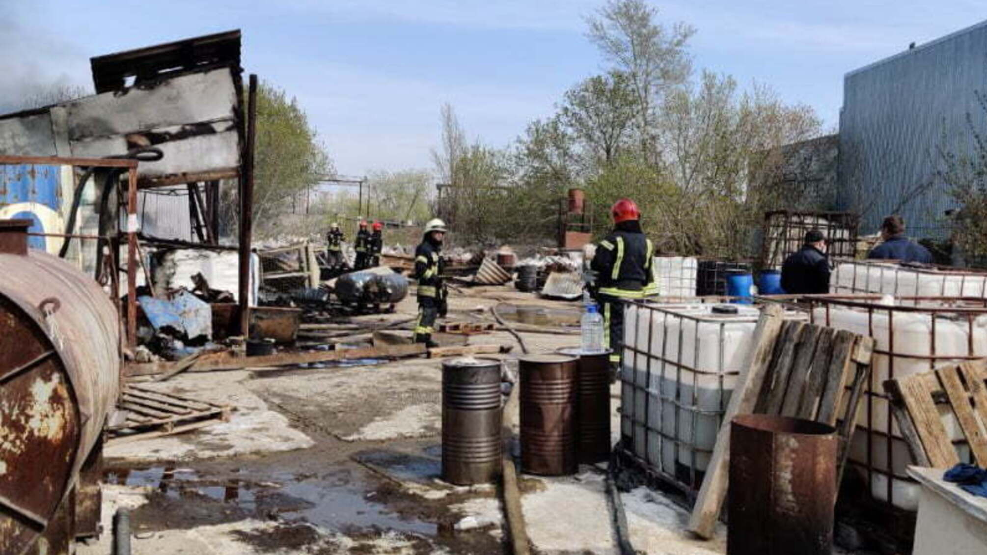 Київ: вогнеборці ліквідували пожежу в складському приміщені