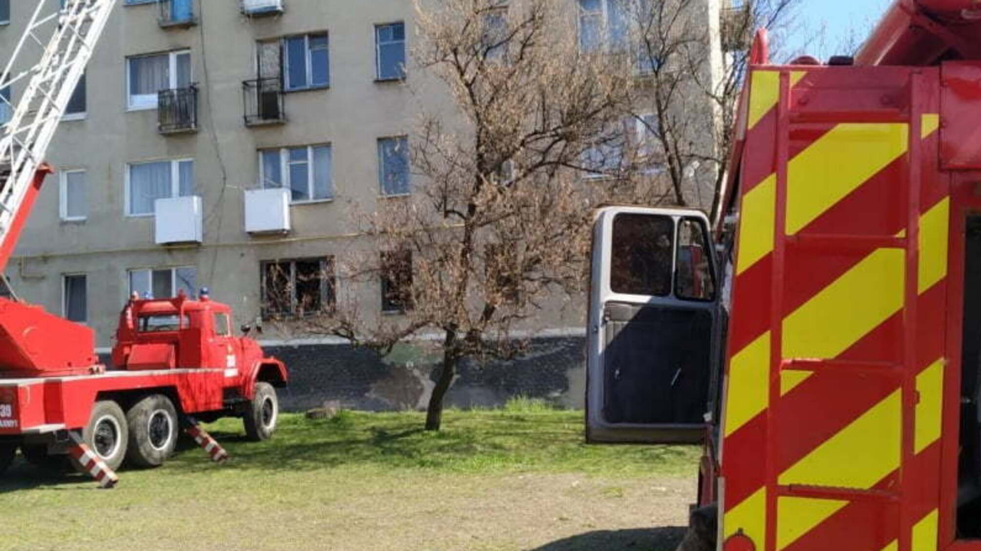 Донеччина: під час гасіння пожежі вогнеборці врятували жінку та 3 дітей