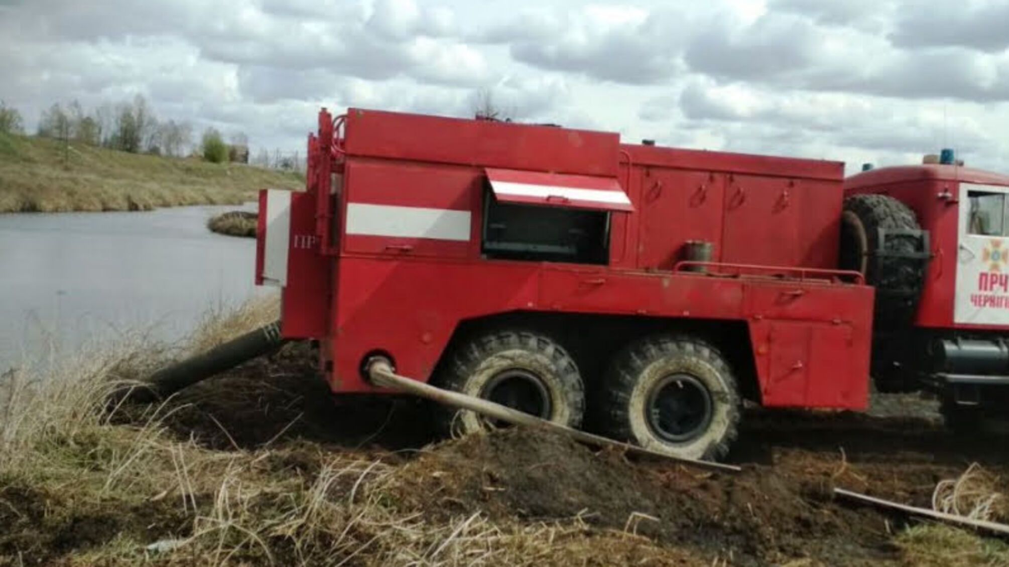 Рятувальники Чернігівщини ліквідовують пожежу на торфовищі