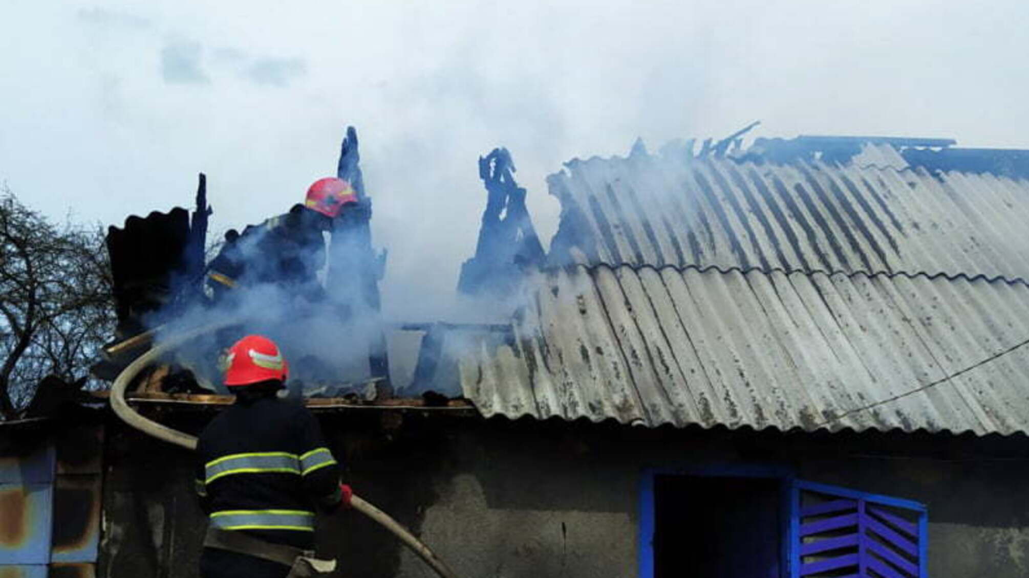 На Хмельниччині вогнеборці ліквідували пожежу допоміжної споруди, врятувавши від вогню житловий будинок