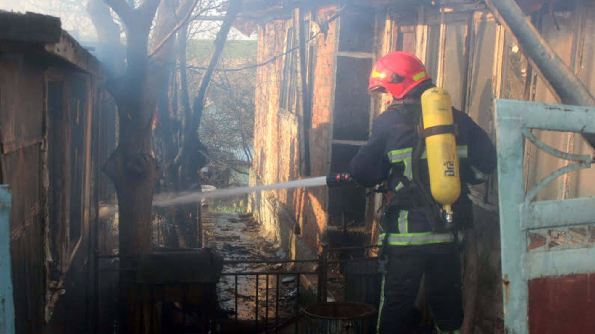 м. Хмельницький: рятувальники ліквідували пожежу допоміжної споруди та житлового будинку на території дачного масиву (ВІДЕО)