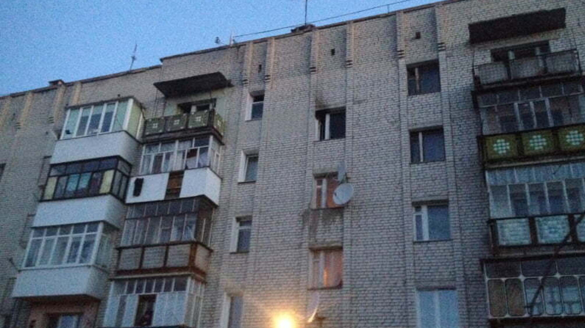 На Сумщині ліквідовуючи пожежу в п’ятиповерховому будинку, вогнеборці врятували 2 людей, ще 6 евакуювали