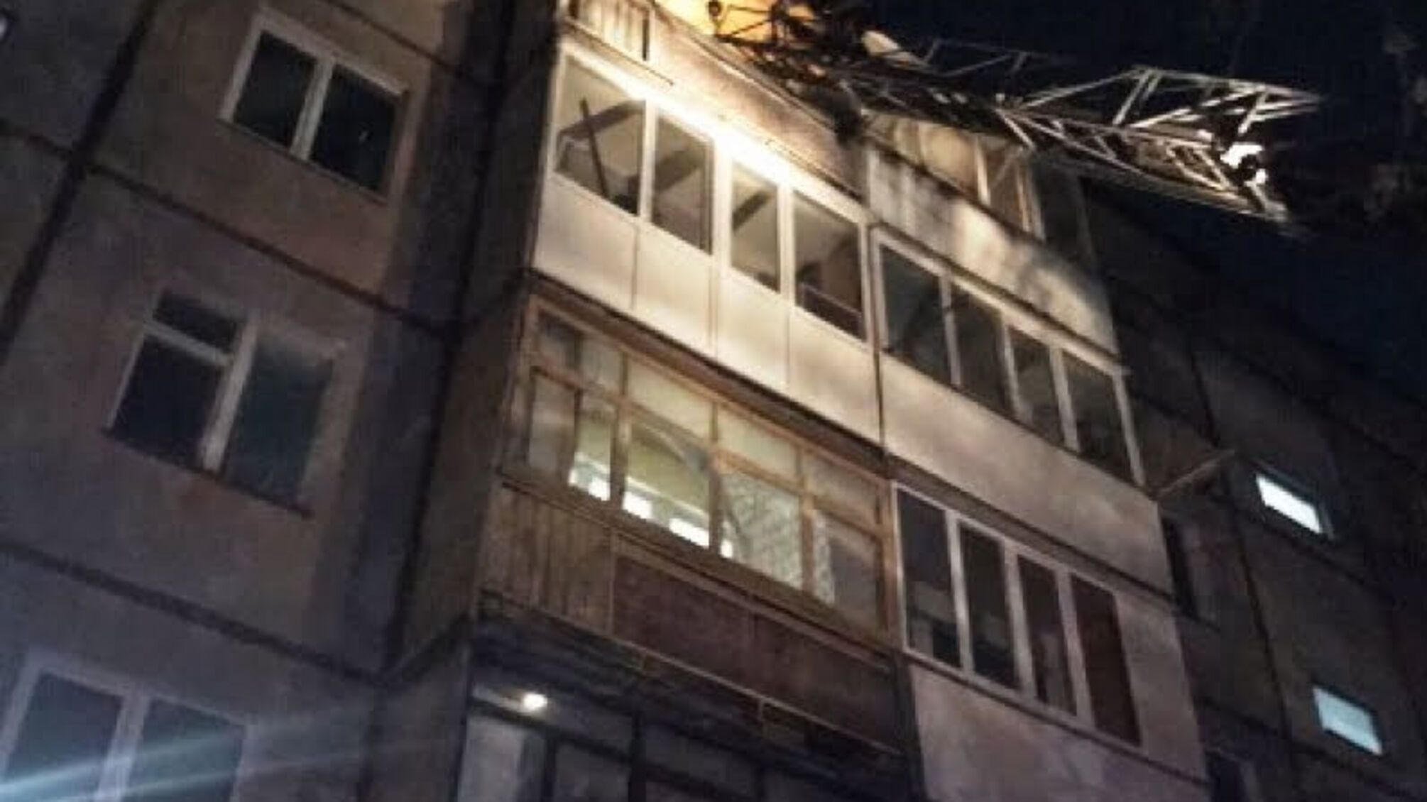 м. Житомир: під час пожежі в квартирі на п’ятому поверсі вогнеборці врятували господаря