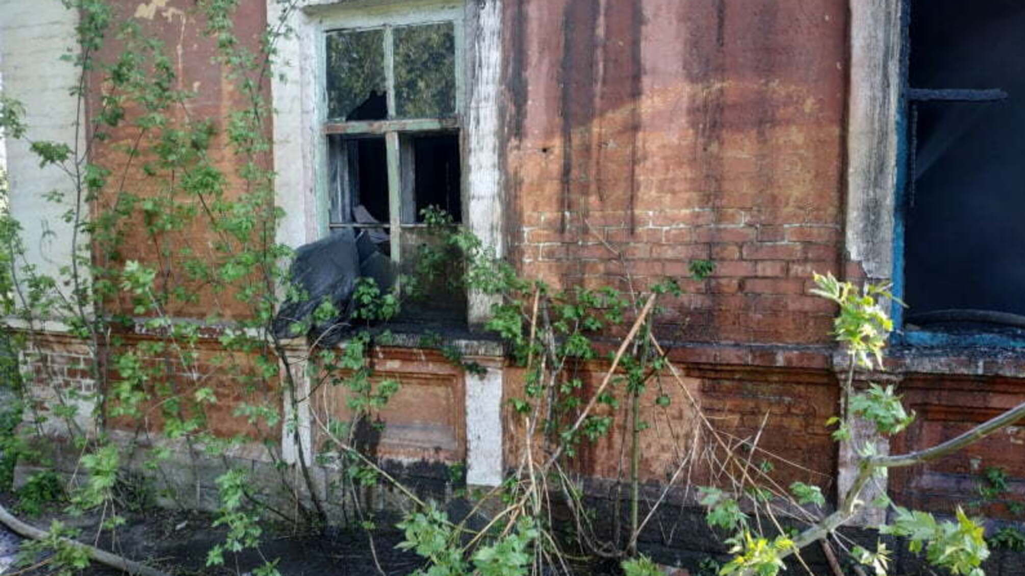 Донецька область: бійці ДСНС ліквідували пожежу у занедбаному будинку