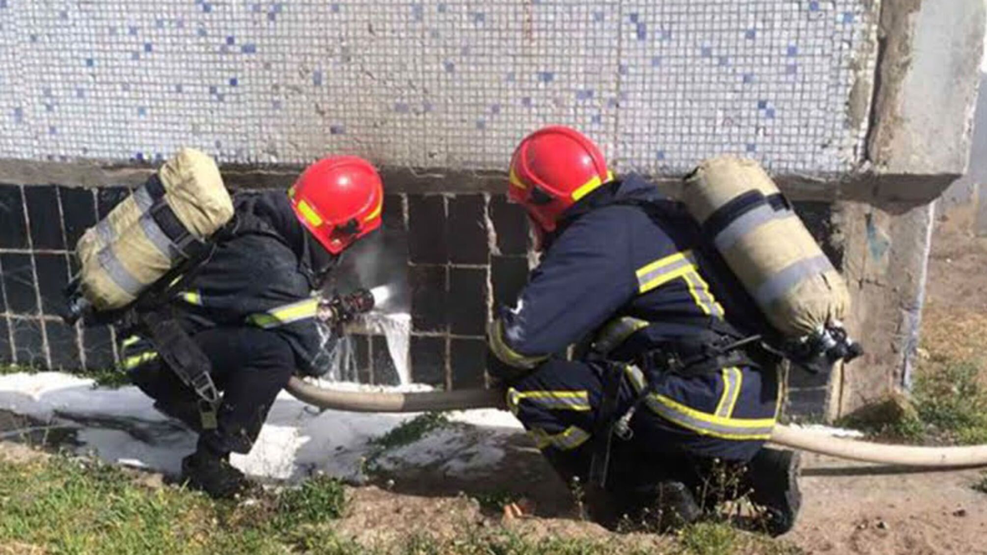 На Хмельниччині рятувальники ліквідували пожежу магазину автозапчастин