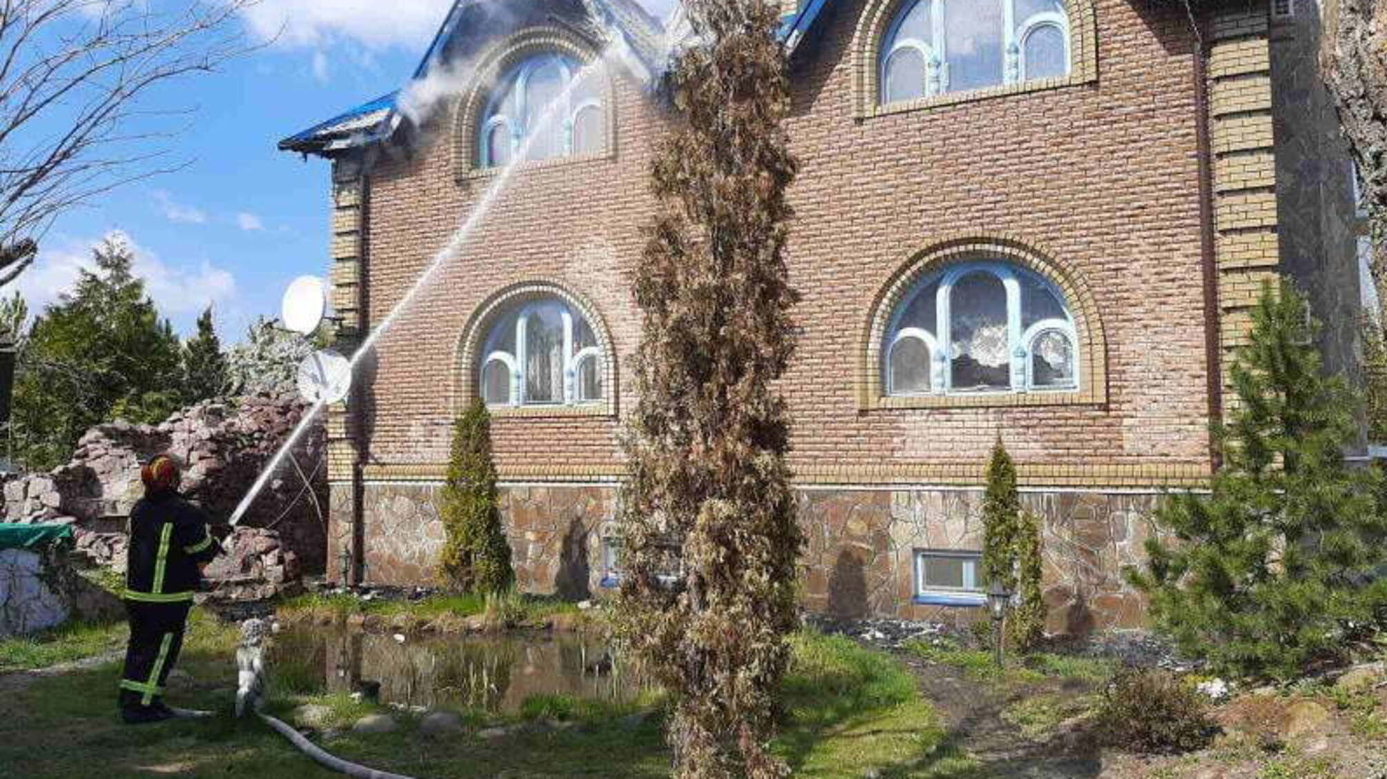 Київська область: рятувальниками ліквідовано загорання двоповерхового житлового будинку