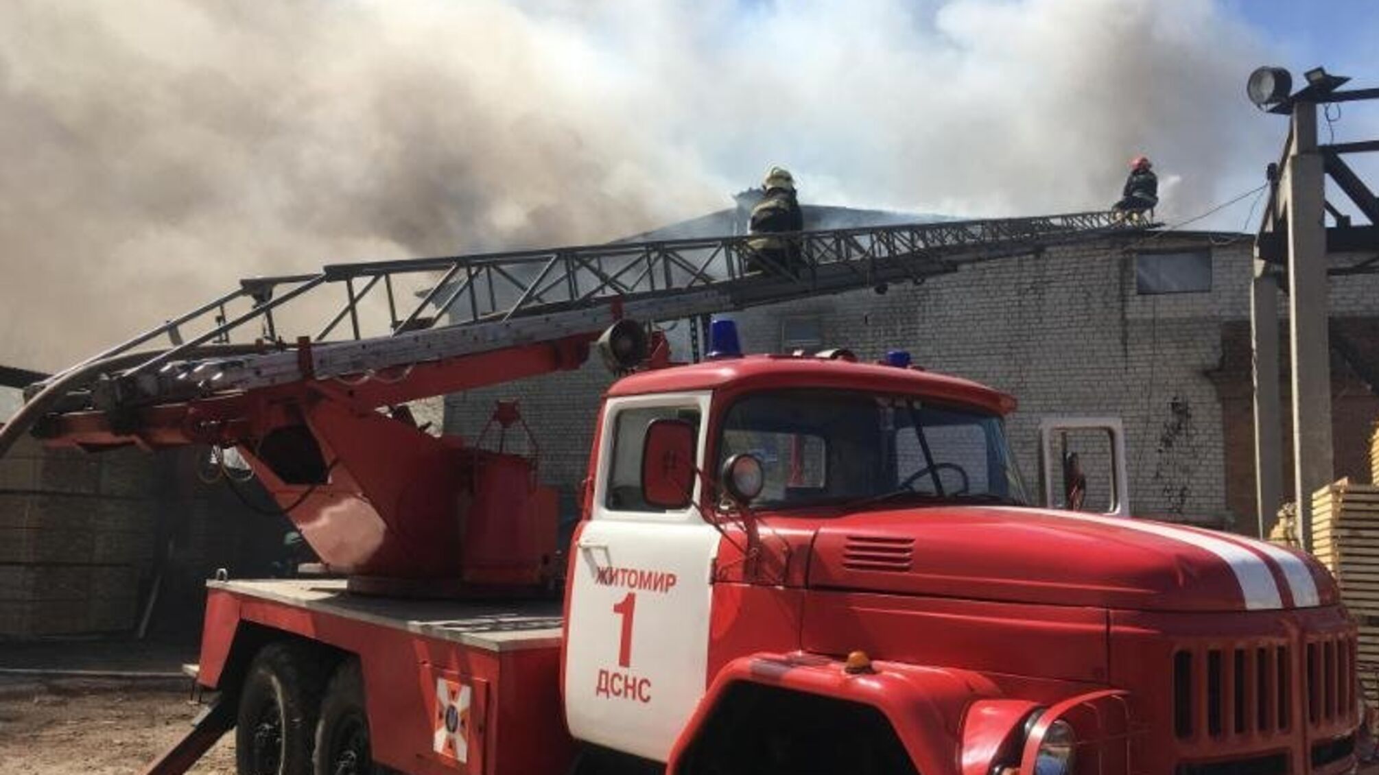 У Житомирі рятувальники ліквідовують пожежу на території приватного підприємства (ВІДЕО)