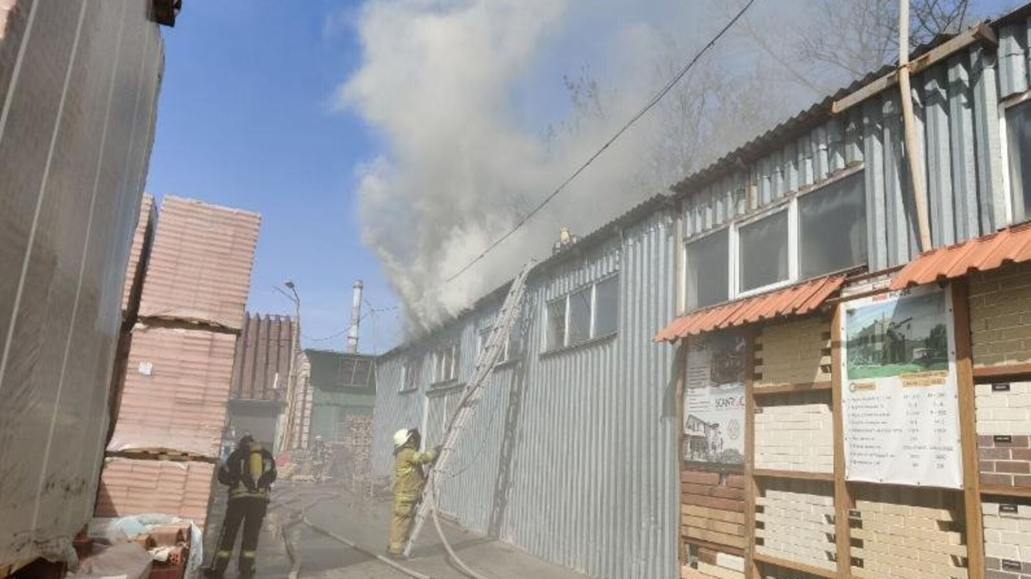 Рятувальники ліквідували пожежу в складській будівлі