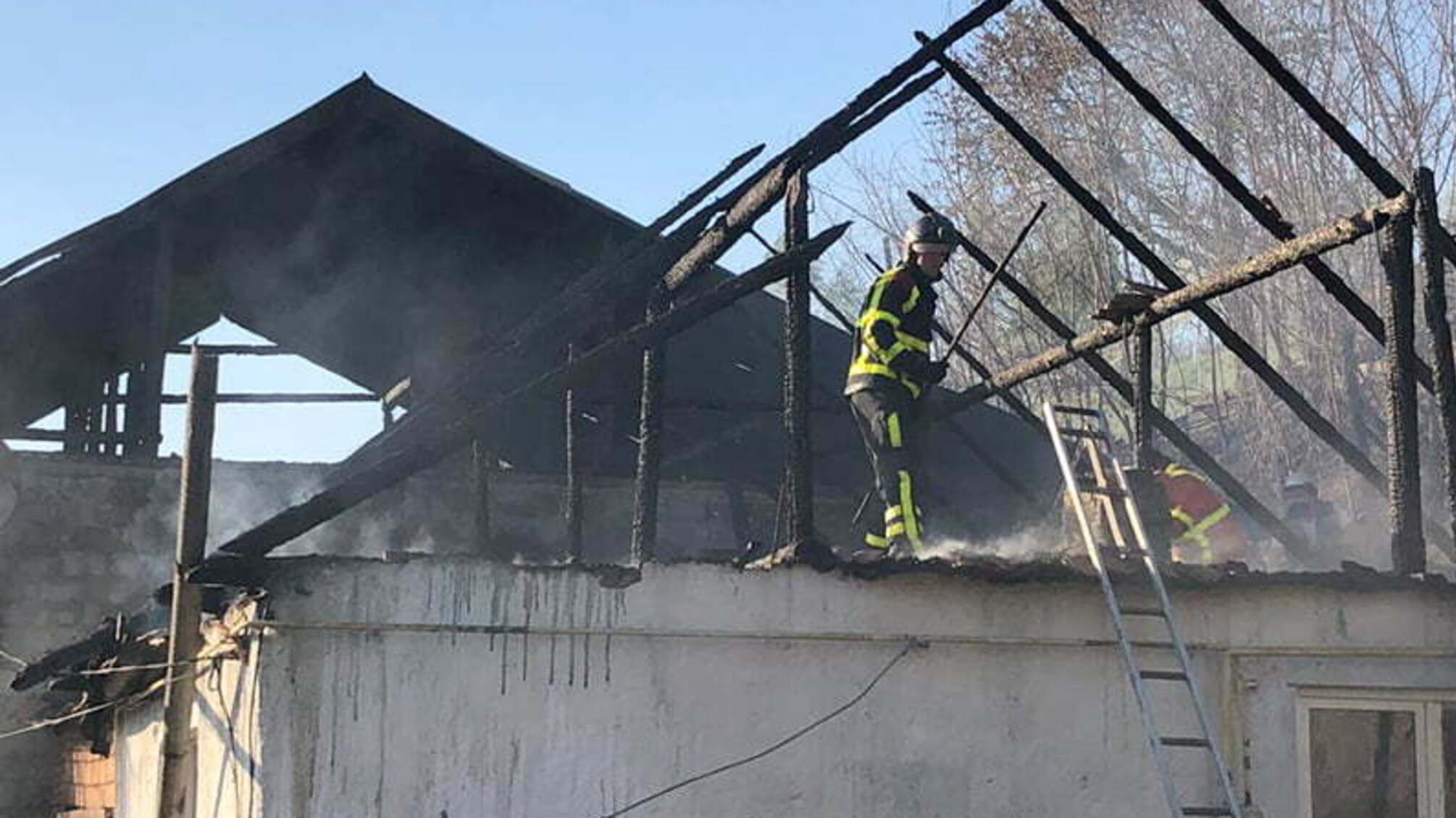 Хустські рятувальники ліквідували пожежу одразу в двох житлових будинках