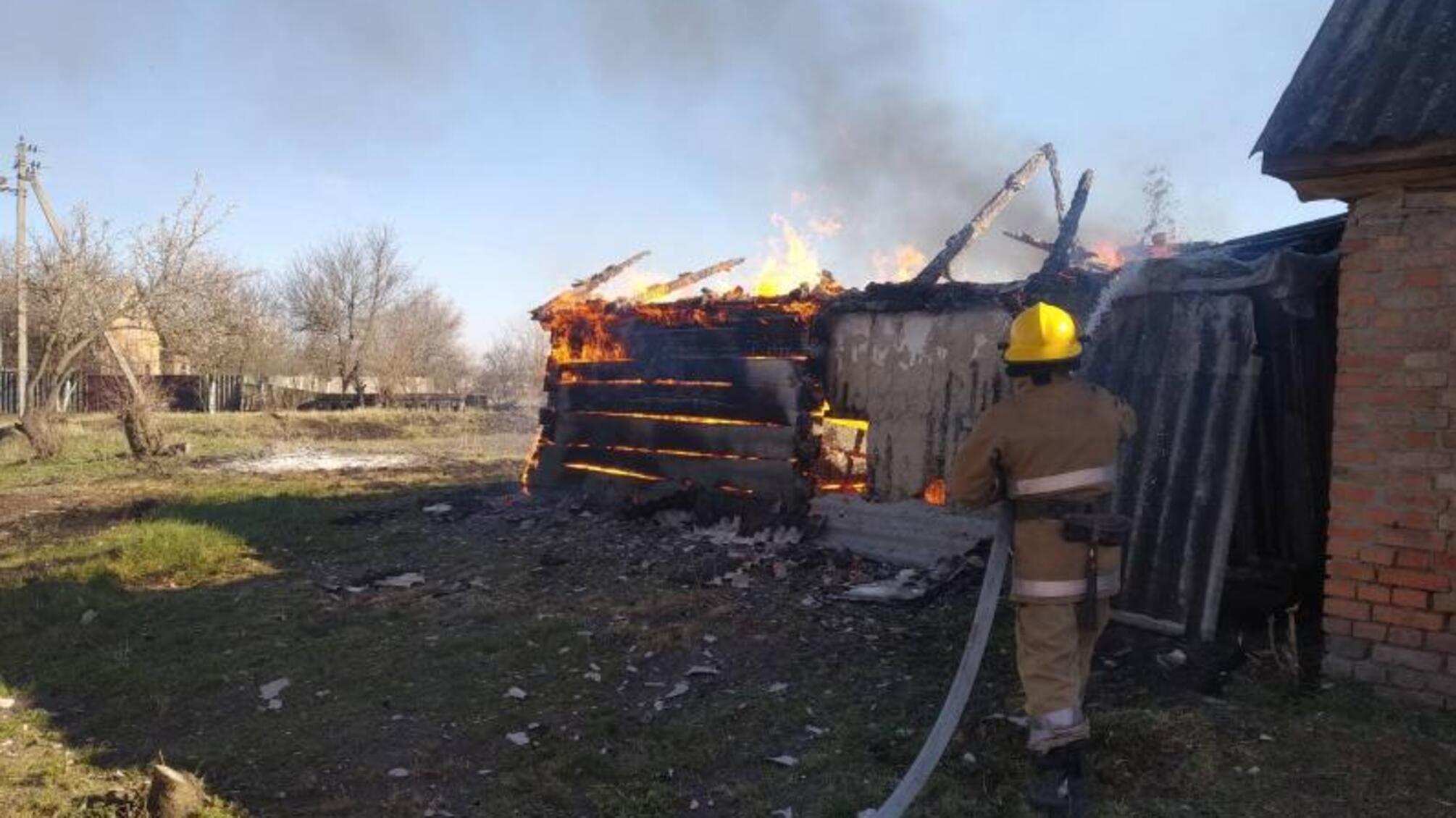 Полтавська область: рятувальники ліквідували пожежу на території приватного домоволодіння