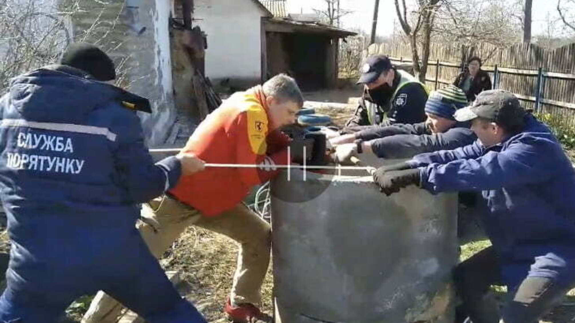 Київська область: рятувальники дістали чоловіка з 25-метрового колодязя (ВІДЕО)